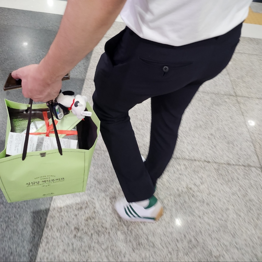 Adidas Country OG Cloud White Collegiate Green 착용 스타일