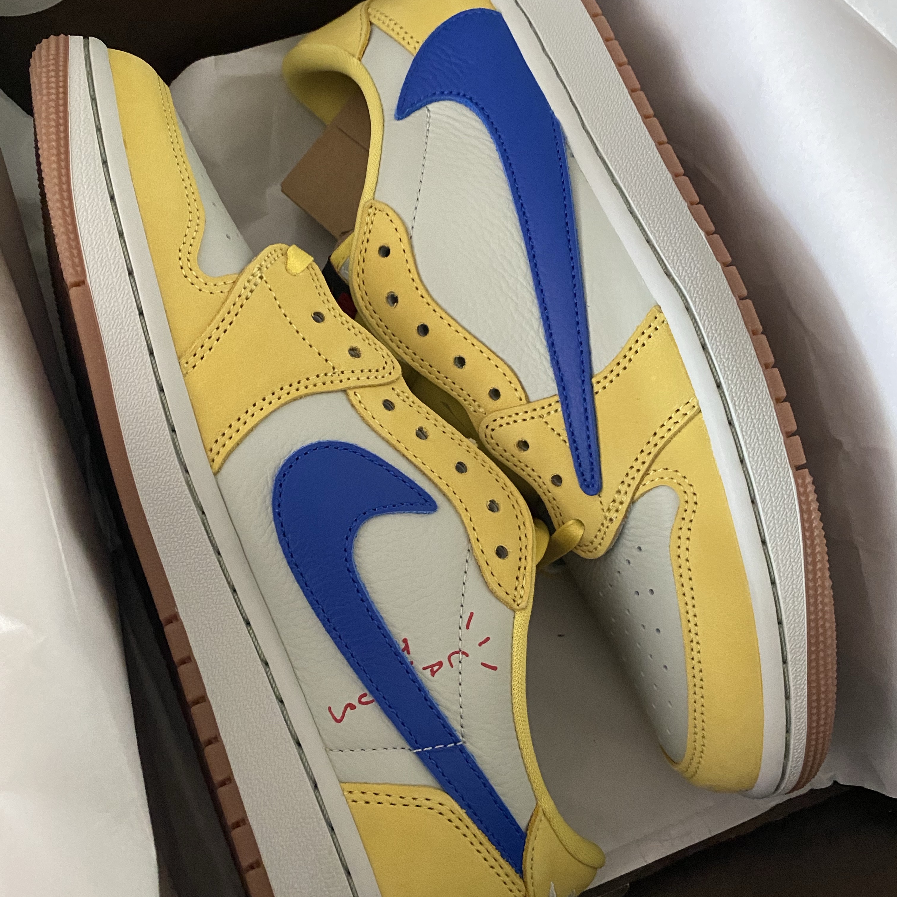 (W) Jordan 1 x Travis Scott Retro Low OG SP Canary 착용 스타일