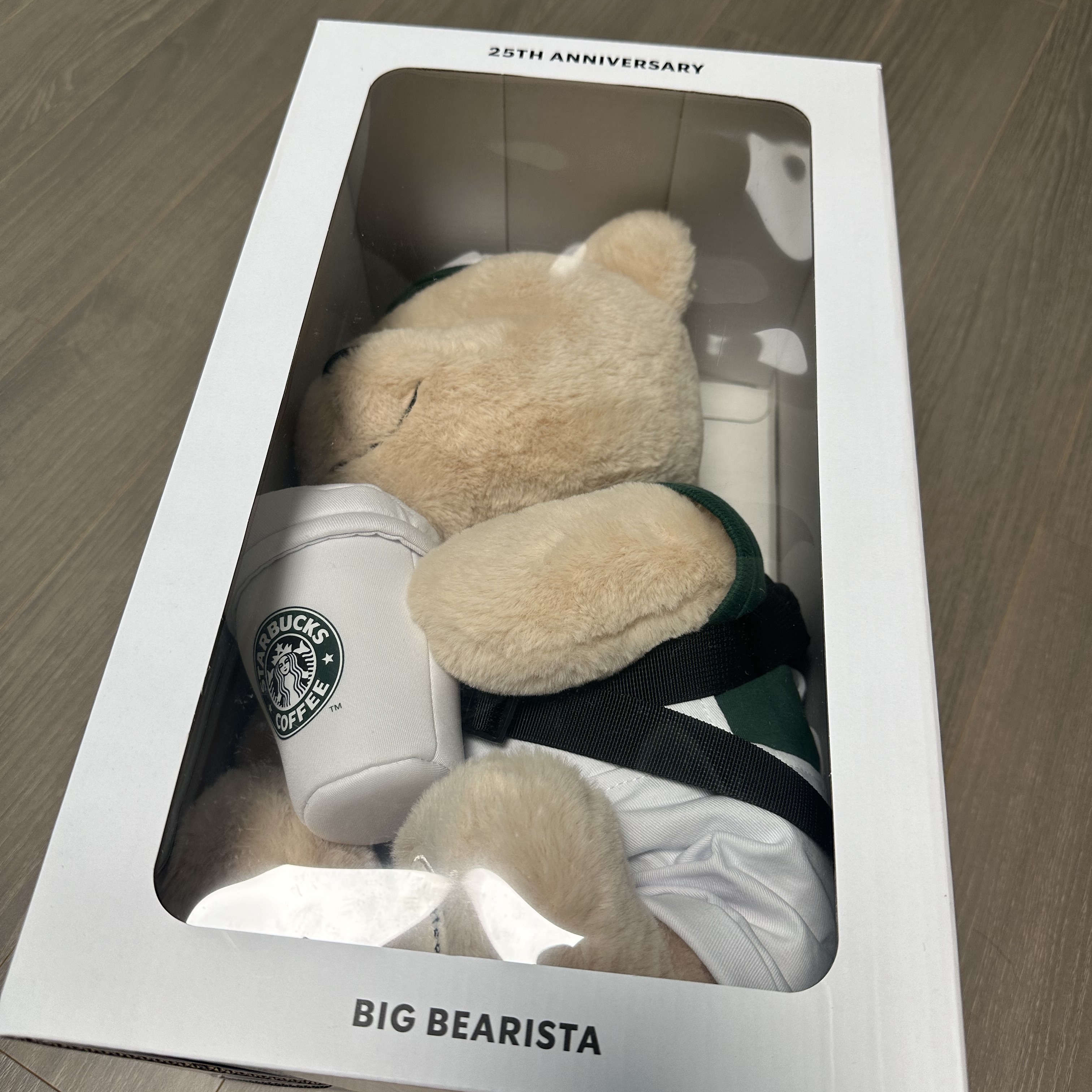 Starbucks 25th Anniversary Big Bearista 착용 스타일