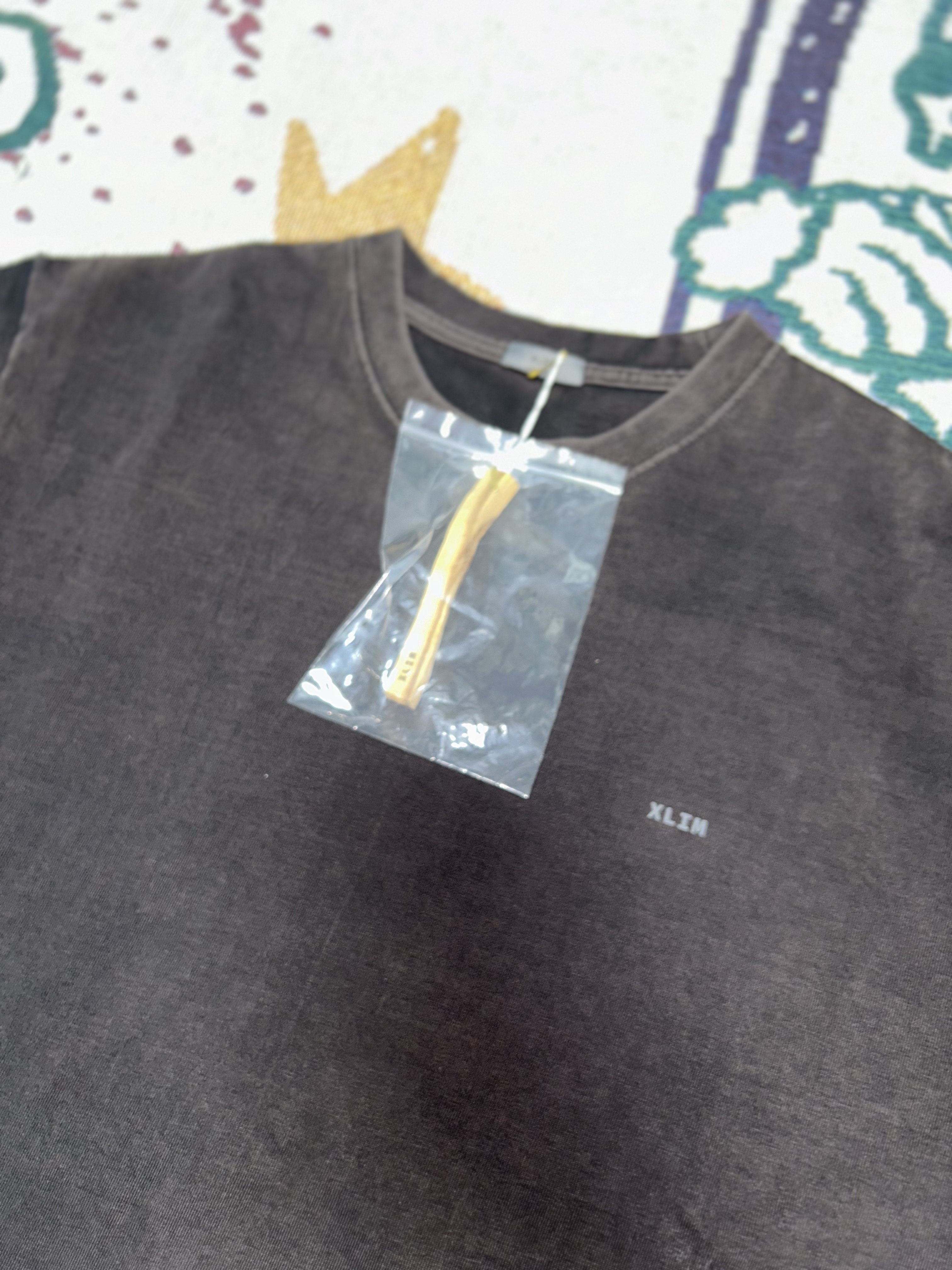 Xlim Ep.3 Synopsis 01 T-Shirt Charcoal 착용 스타일 - 3
