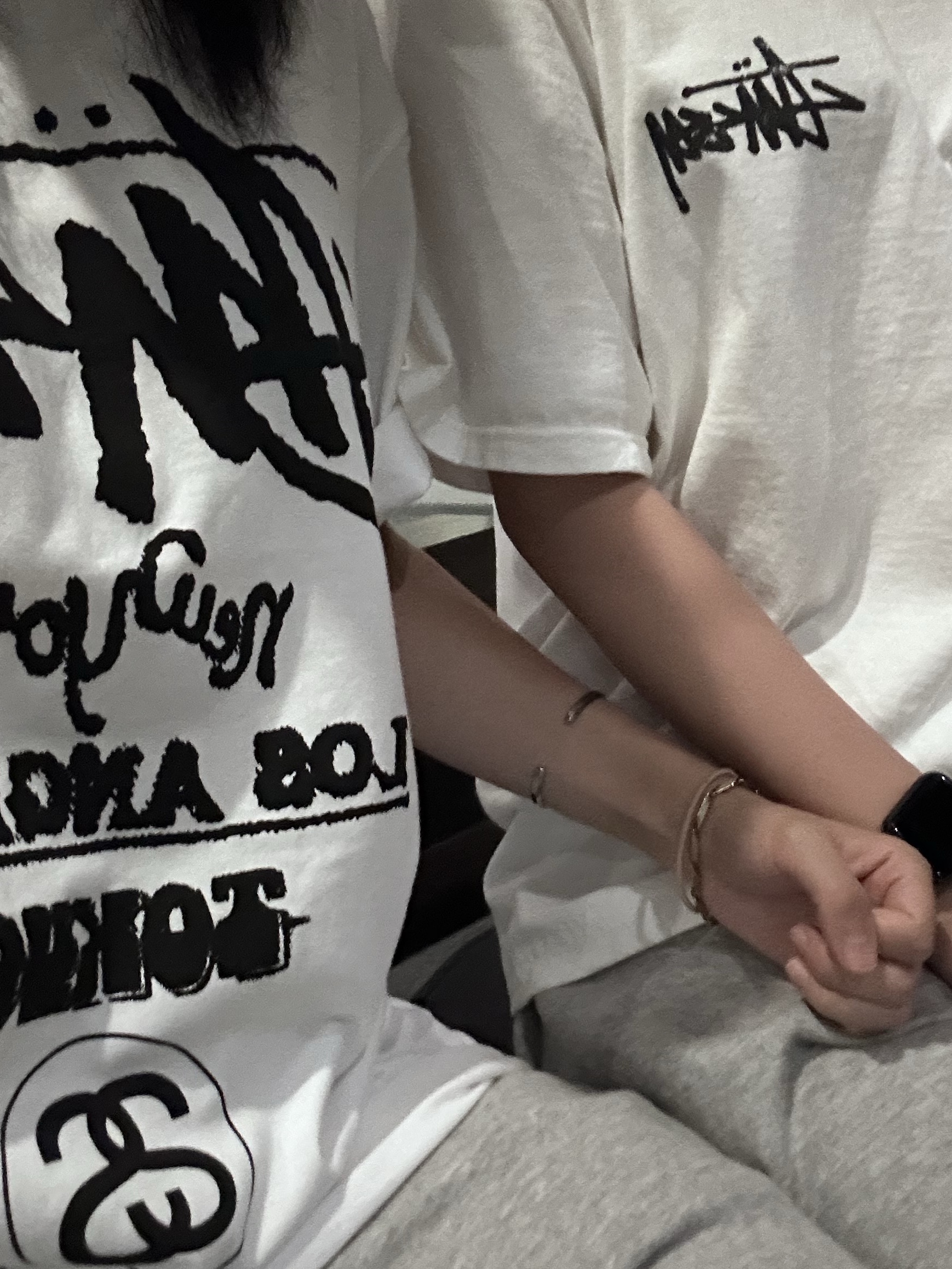 New Balance 1906R Black Silver Metallic, Stussy Tour T-Shirt White 착용 스타일 - 3