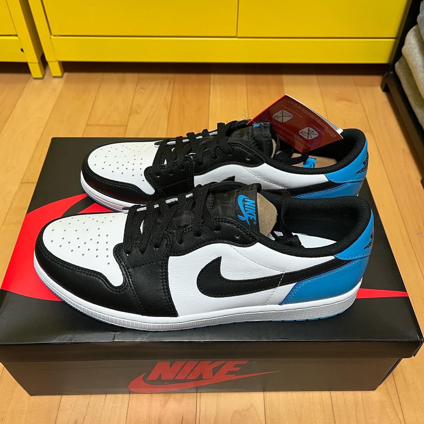 Jordan 1 Retro Low OG Black and Dark Powder Blue 착용 스타일