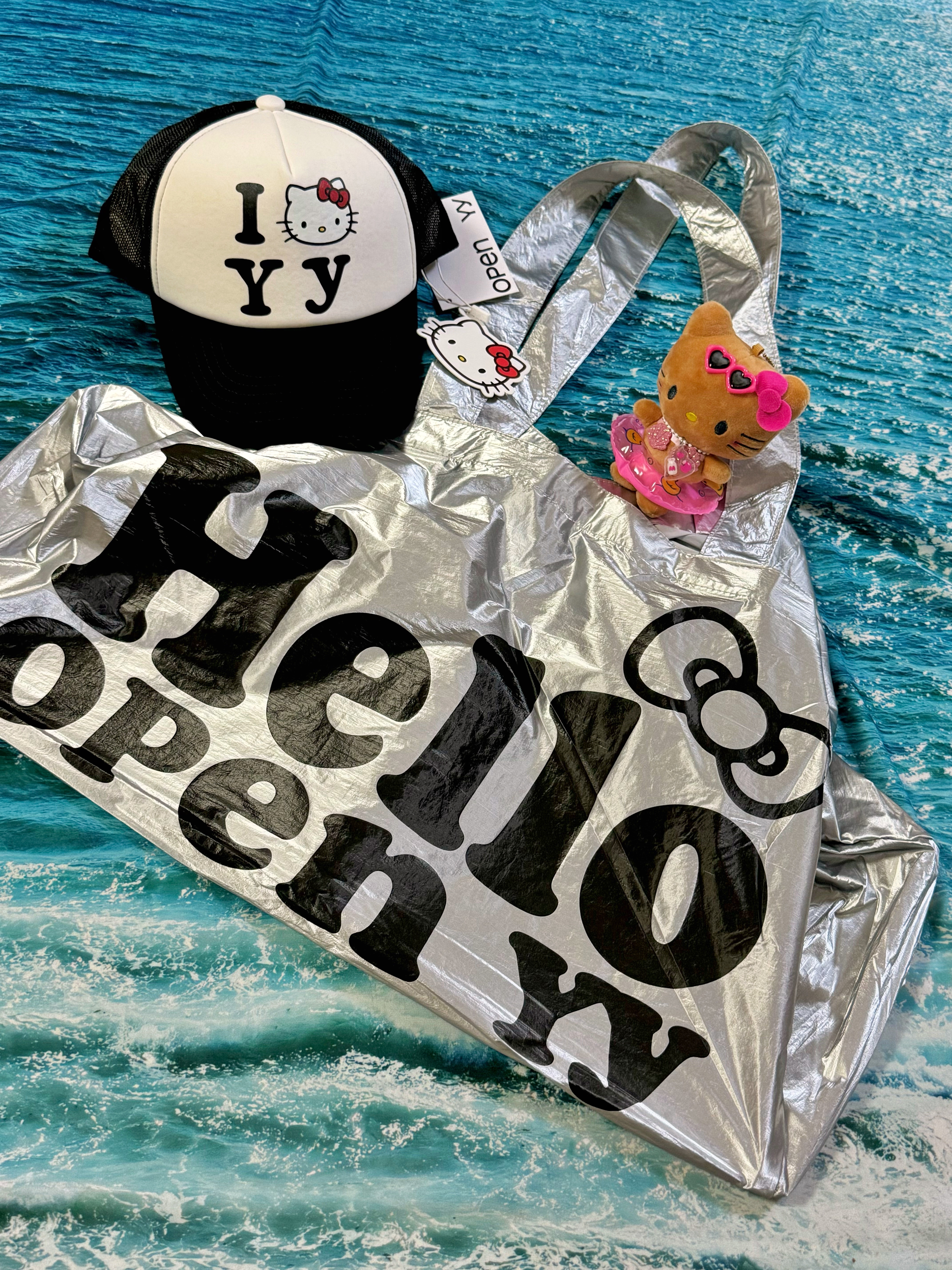 Open Yy x Hello Kitty Shopper Tote Bag Silver, Open Yy x Hello Kitty Trucker Cap Black 착용 스타일 - 2