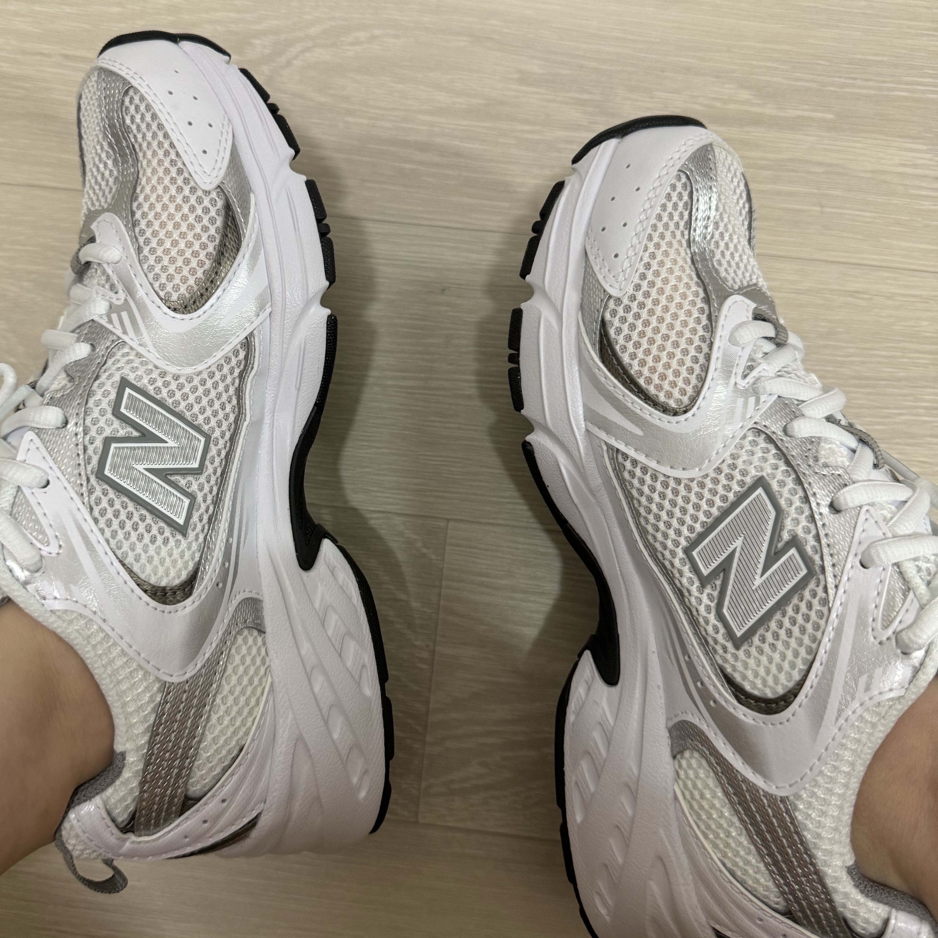 New Balance 530 White Silver 착용 스타일