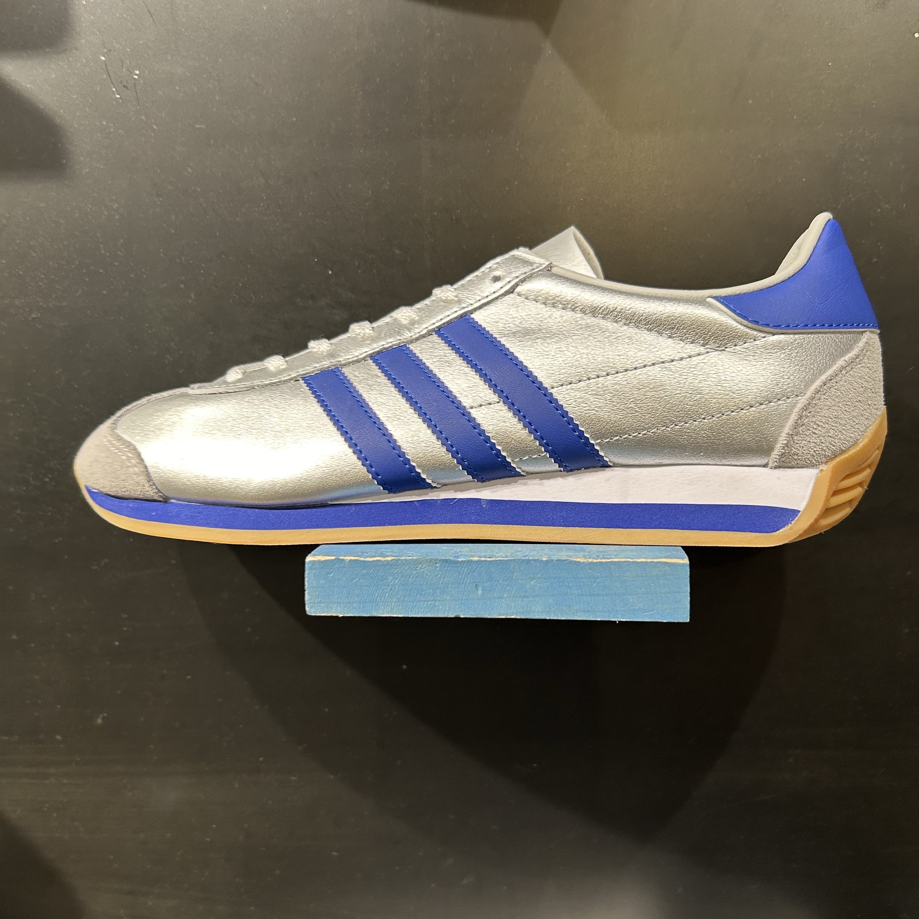 Adidas Country OG Matte Silver Bright Blue 착용 스타일