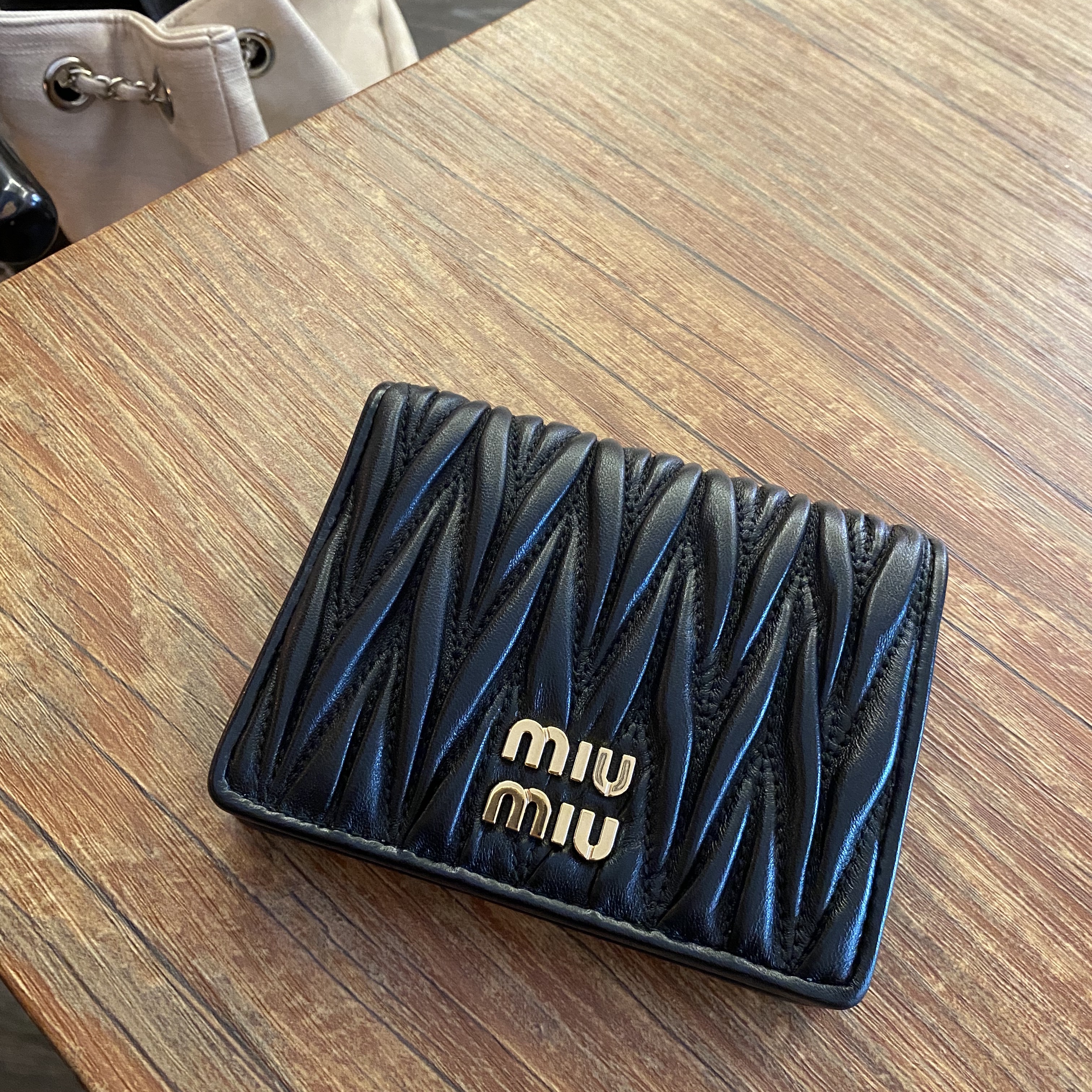 Miu Miu Matelasse Nappa Leather Wallet Black 착용 스타일