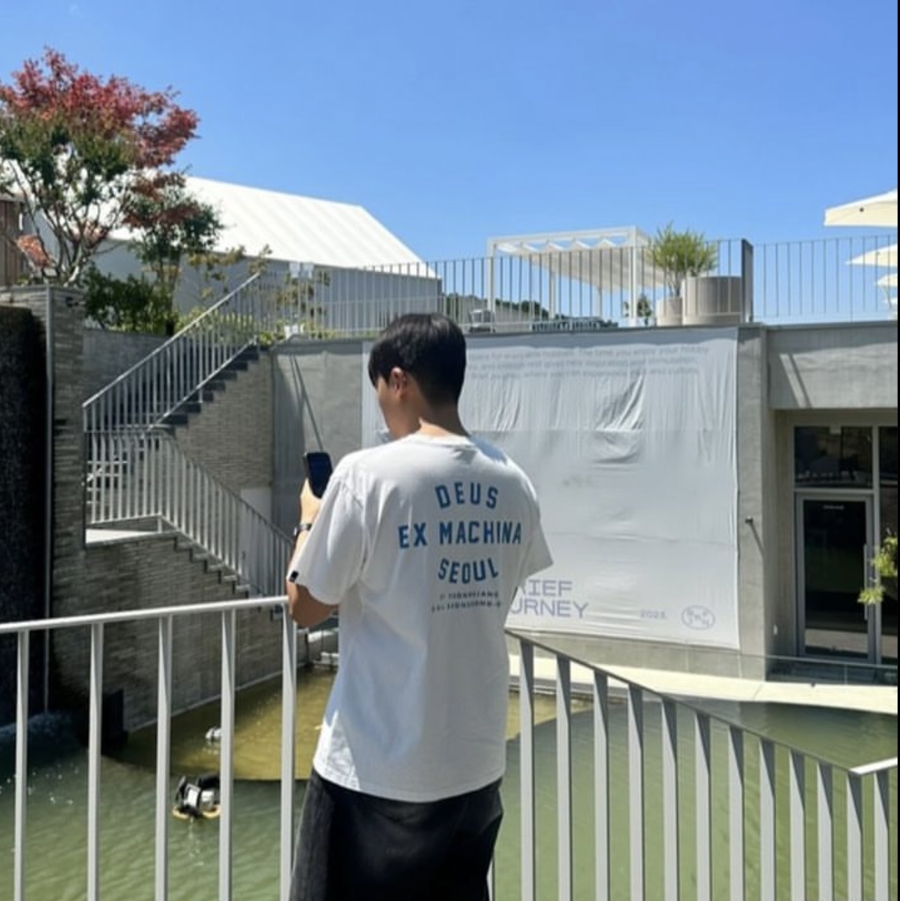Deus Ex Machina Seongsu College T-Shirt White Midnight Blue 착용 스타일