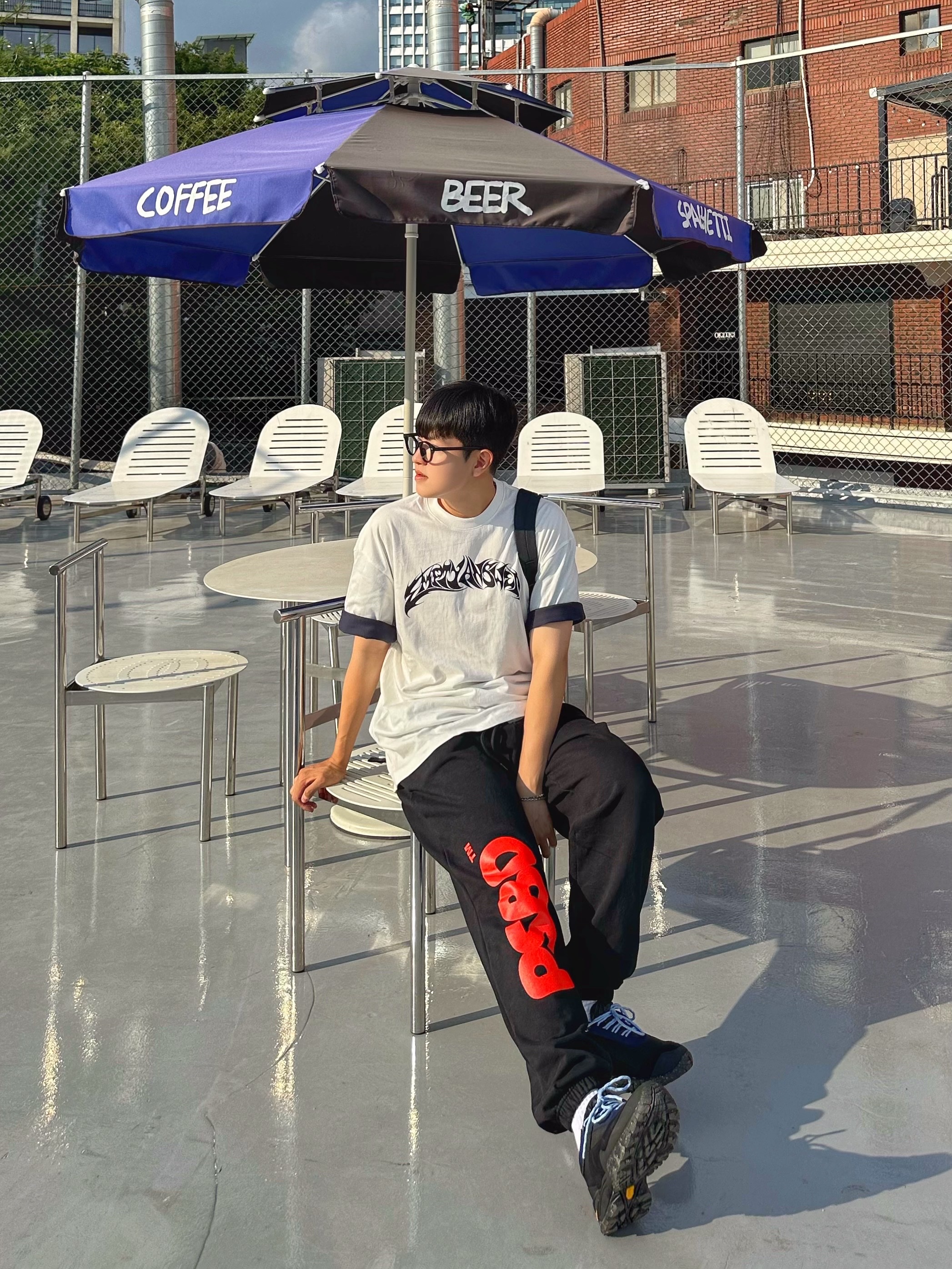 Plastick Bandage Logo Sweat Pants Black 착용 스타일 - 1