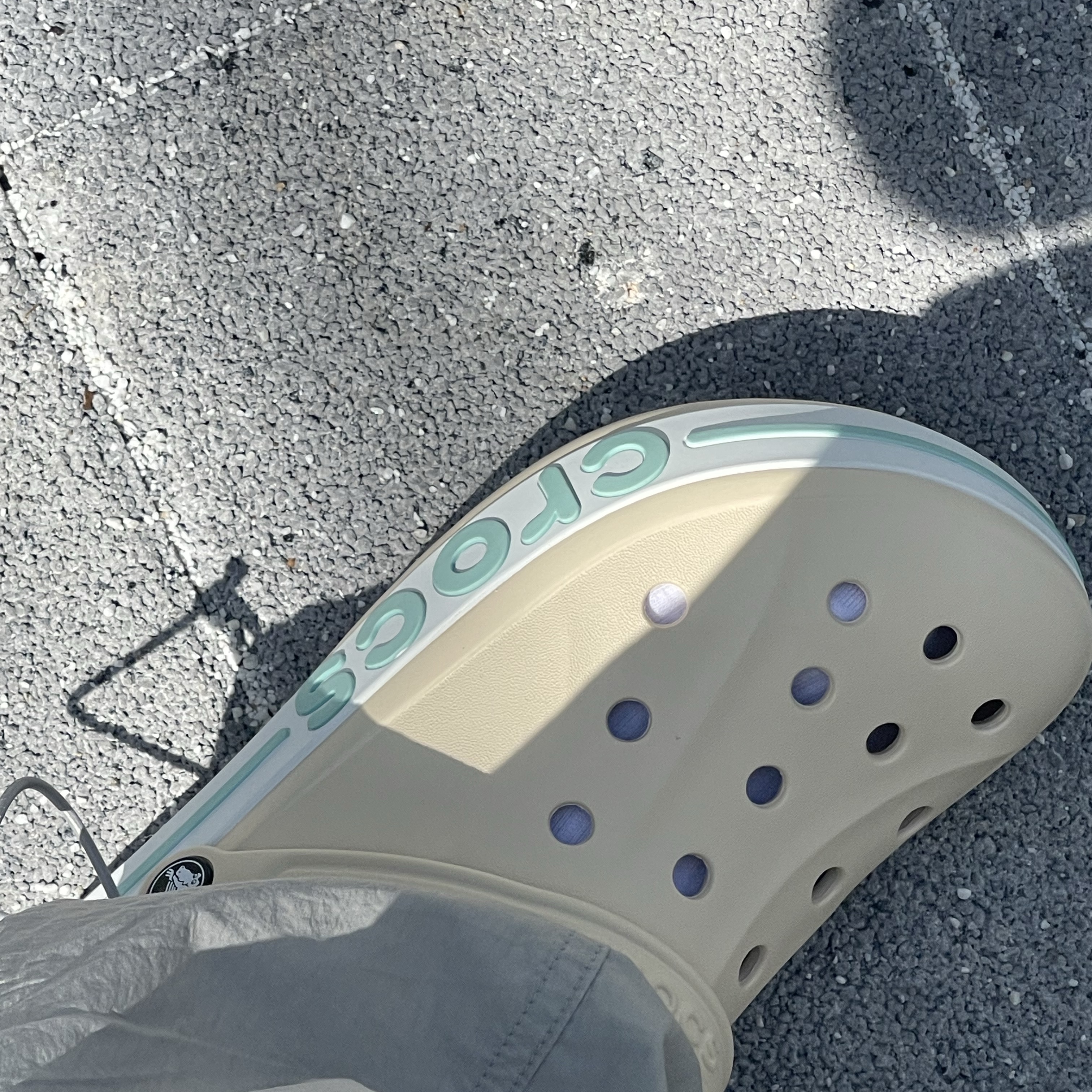 Crocs Bayaband Clog Winter White Multi 착용 스타일 - 2