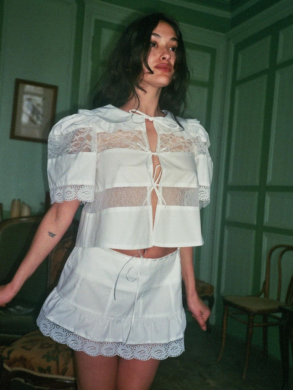 [KREAM 단독] Maison Cleo Women Delicate Roses Calais Lace and White Cotton Collar Blouse White 착용 스타일 - 1