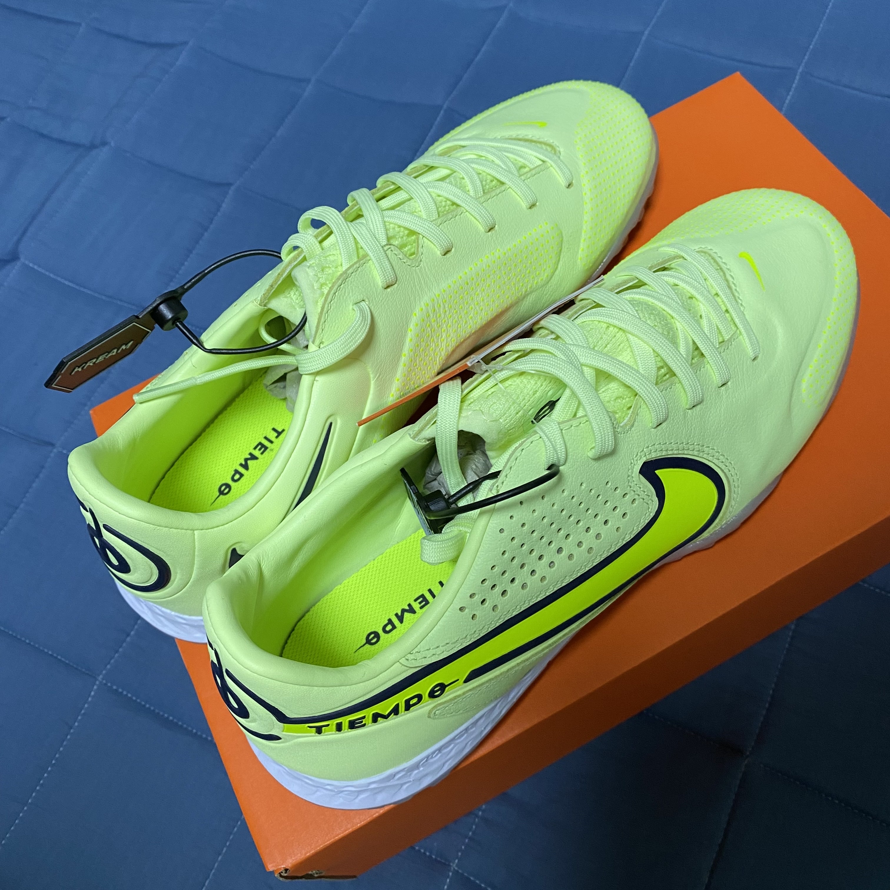 Nike React Tiempo Legend 9 Pro TF Barely Volt 착용 스타일 - 4