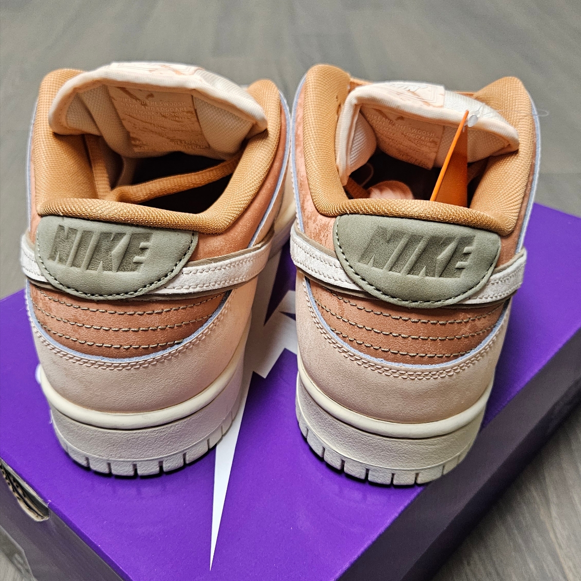 Nike SB Dunk Low Pro Crimson Tint and Amber Brown 착용 스타일 - 4