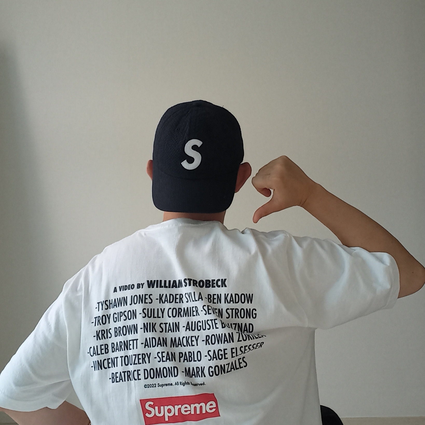 Supreme Seoul Box Logo T-Shirt White - 23FW, Supreme Seersucker S Logo 6-Panel Black - 24SS 착용 스타일 - 3