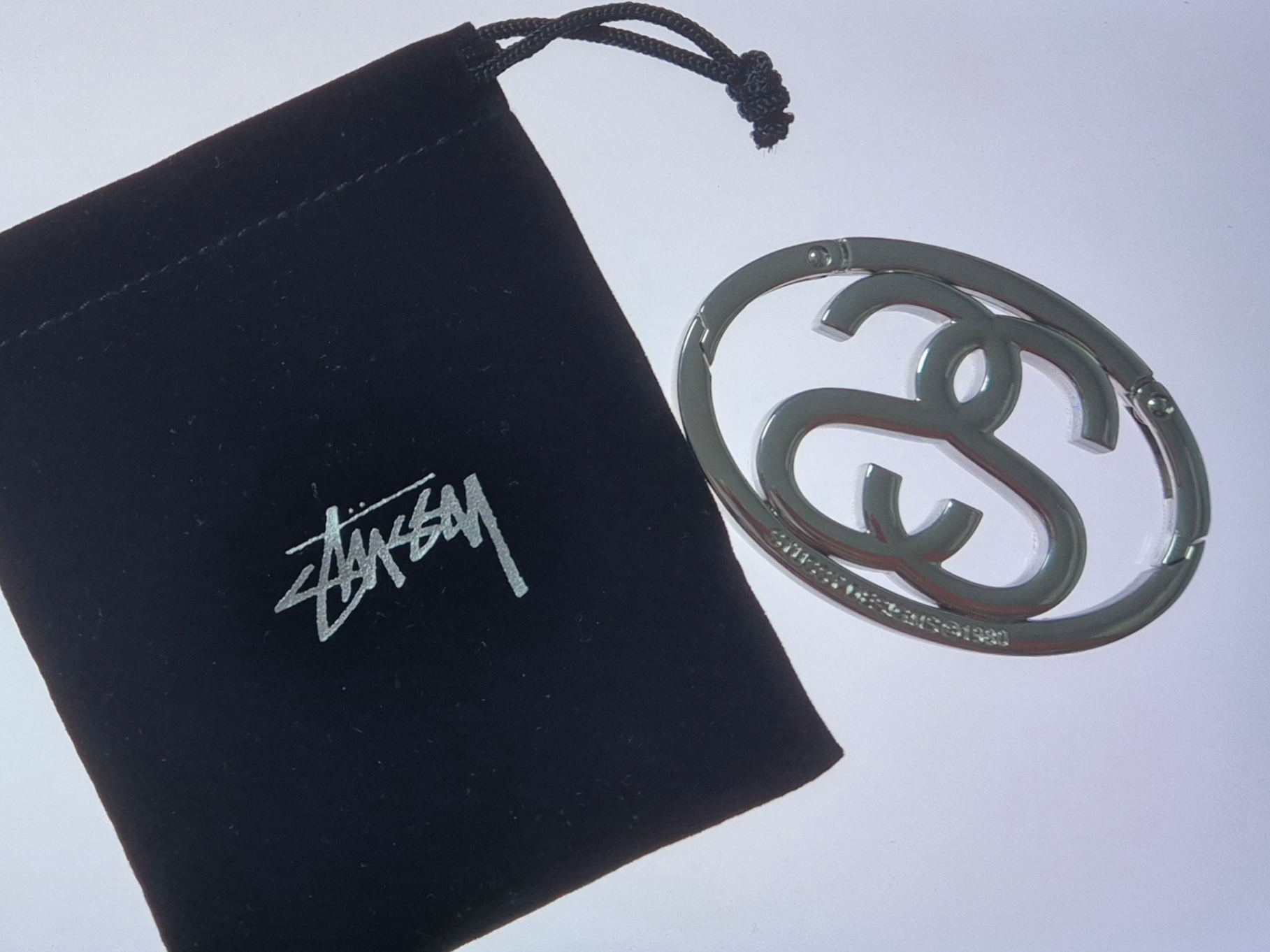 Stussy SS Link Carabiner Silver 착용 스타일 - 2