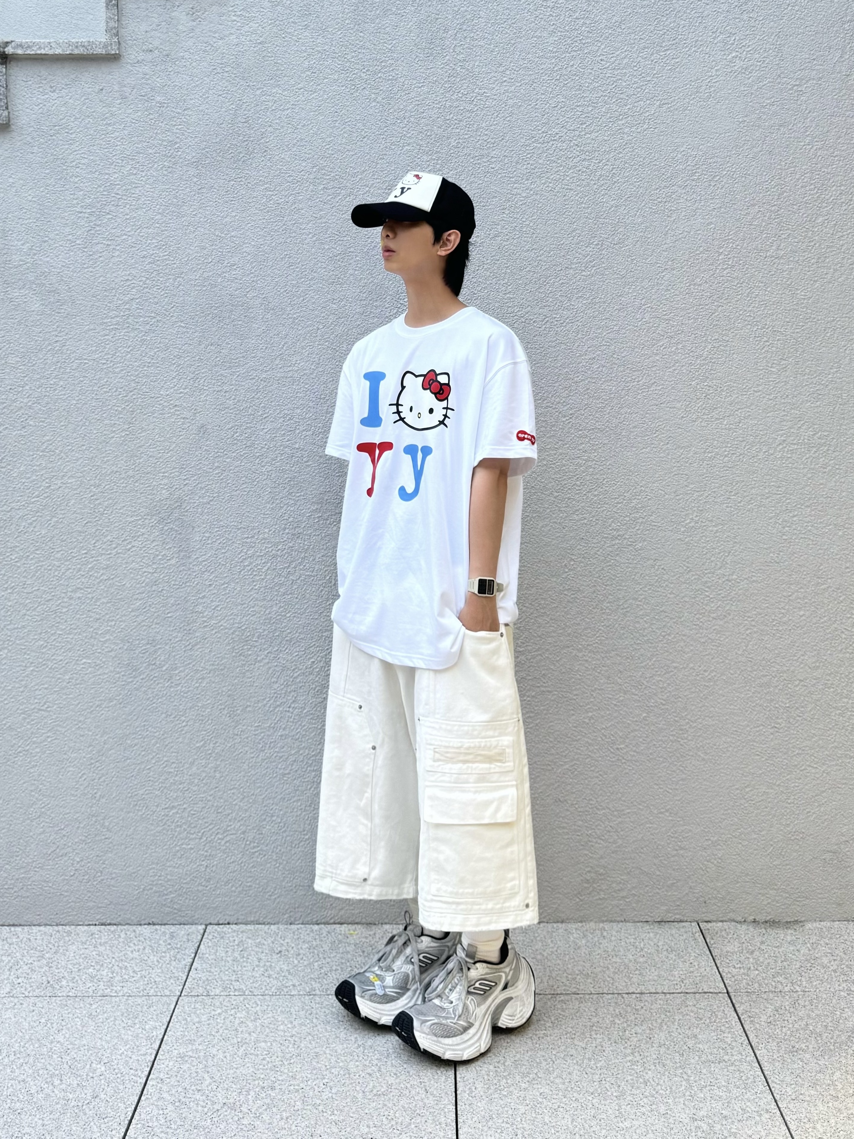 Open Yy x Hello Kitty T-Shirt White, Open Yy x Hello Kitty Trucker Cap Black 착용 스타일 - 1