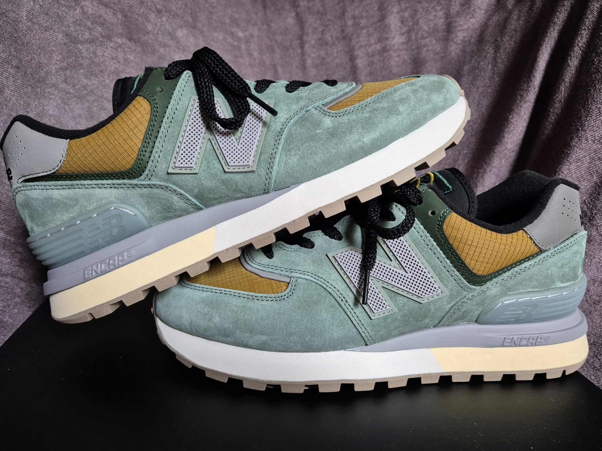 New Balance x Stone Island 574 Legacy Light Green, New Balance x Stone Island 991v2 Made in UK Black Olive Night 착용 스타일 - 1
