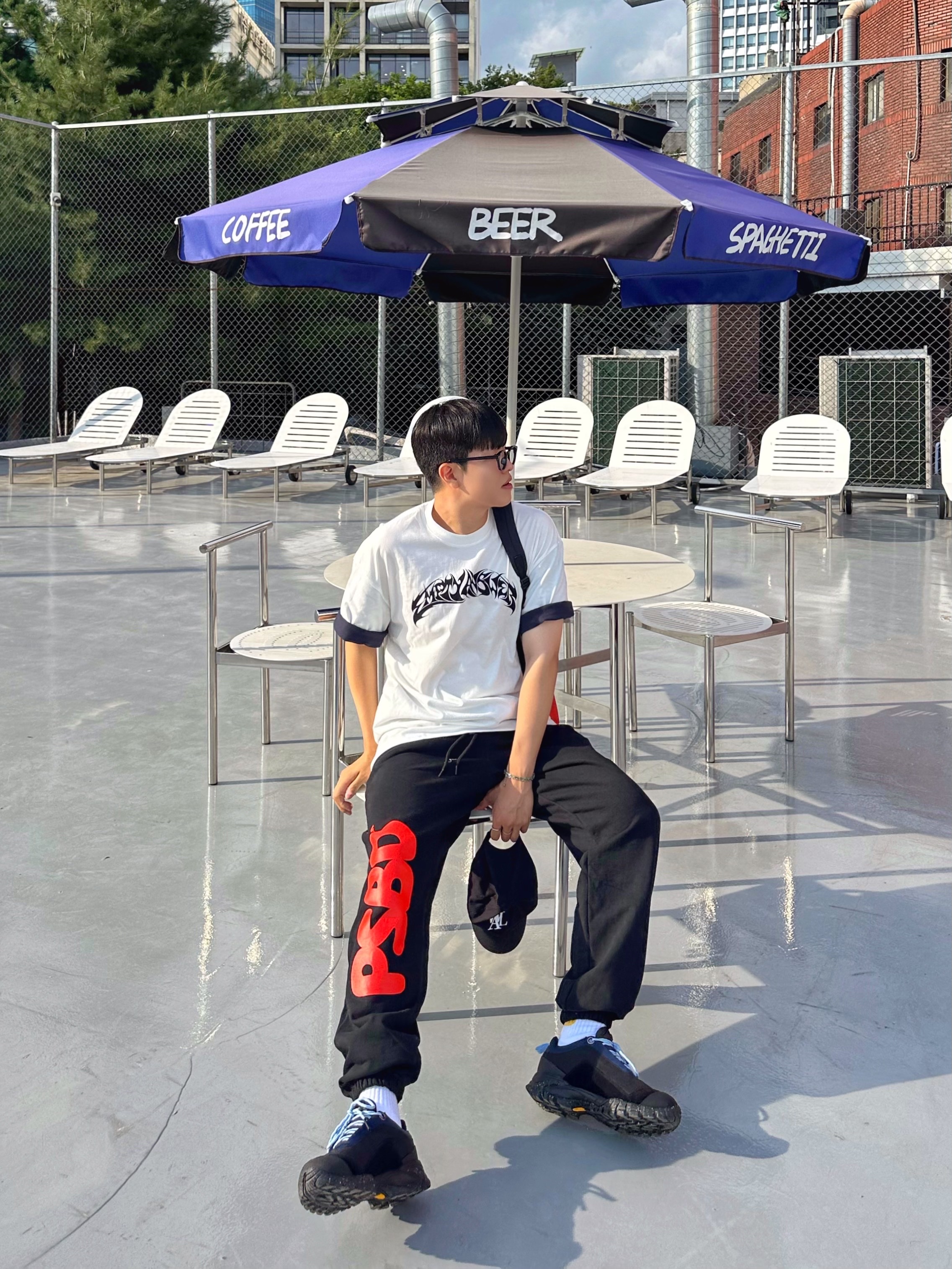 Plastick Bandage Logo Sweat Pants Black 착용 스타일 - 2