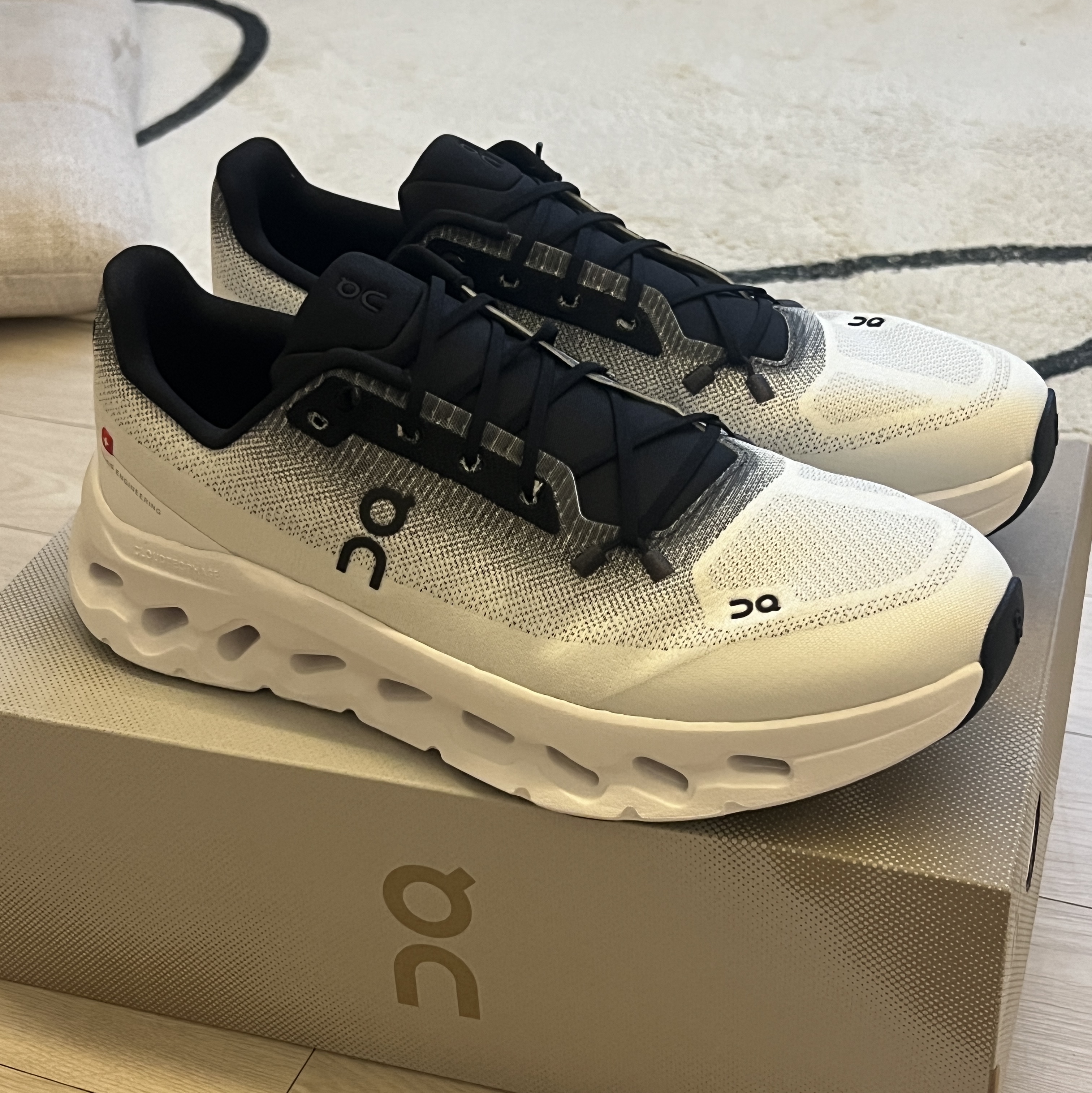 On Running Cloudtilt Black Ivory 착용 스타일