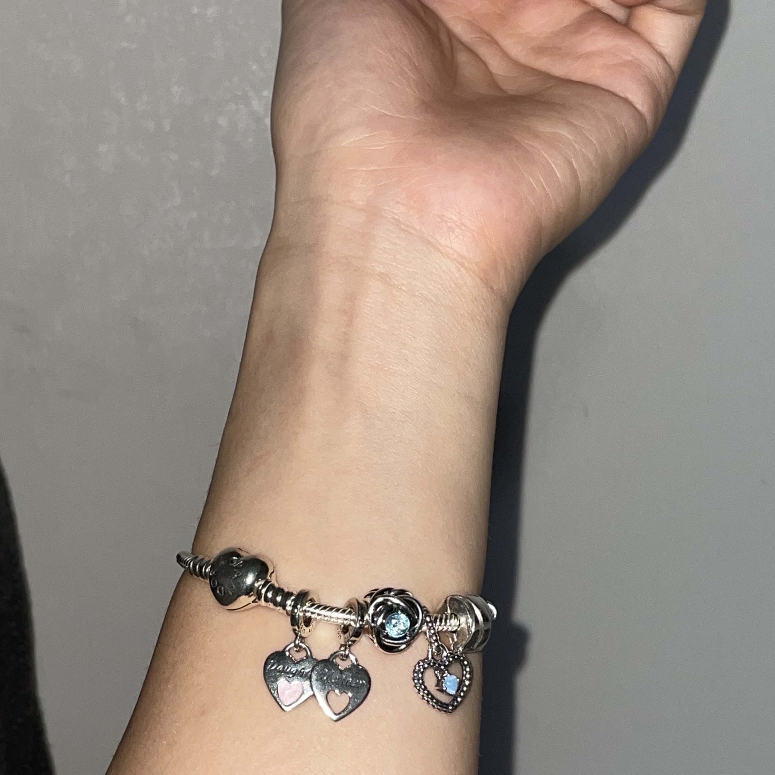 (W) Pandora Heart Shaped Clasp Bracelet Sterling Silver, (W) Pandora Double Heart Split Dnagle Charm Sterling Silver Pink 착용 스타일 - 1