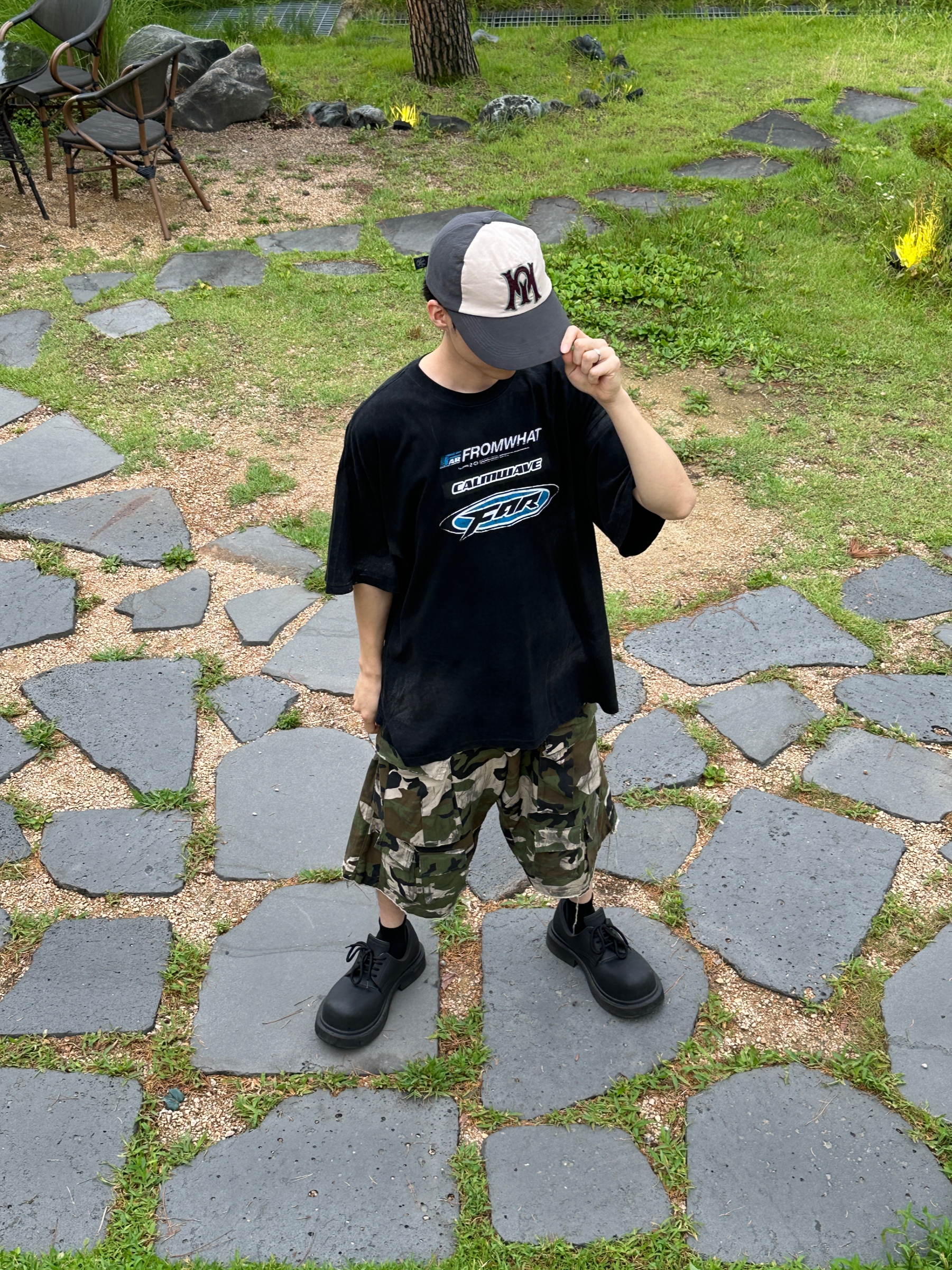 Farfromwhat Far Washed Logo T-Shirt Black, Balenciaga Steroid Derby Black 착용 스타일 - 3