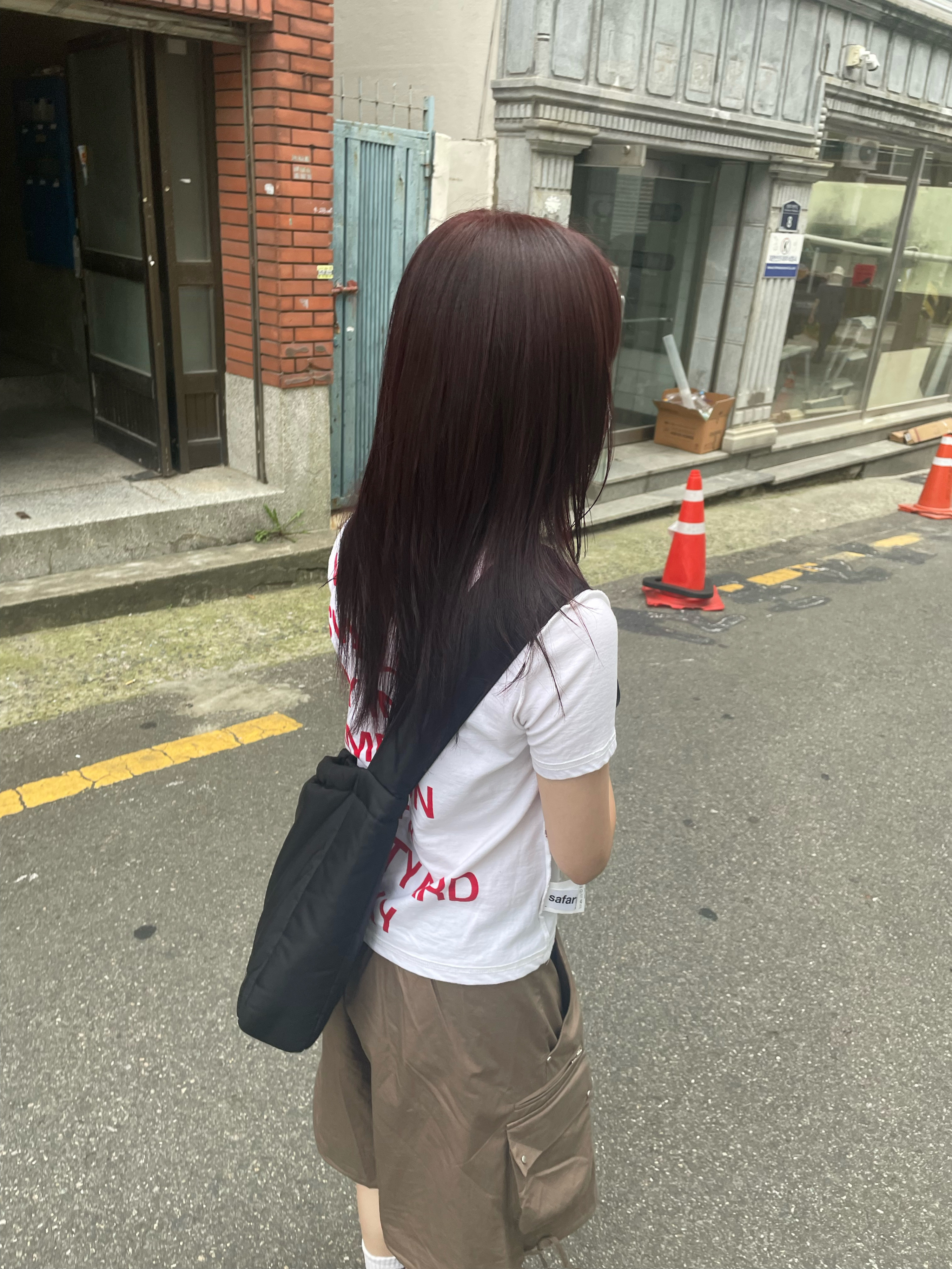 [KREAM 단독] Safarispot Women 1/2 Highway Inn T-Shirt White Red, (W) Keen Jasper Sneakers Black Jazzy 착용 스타일 - 2