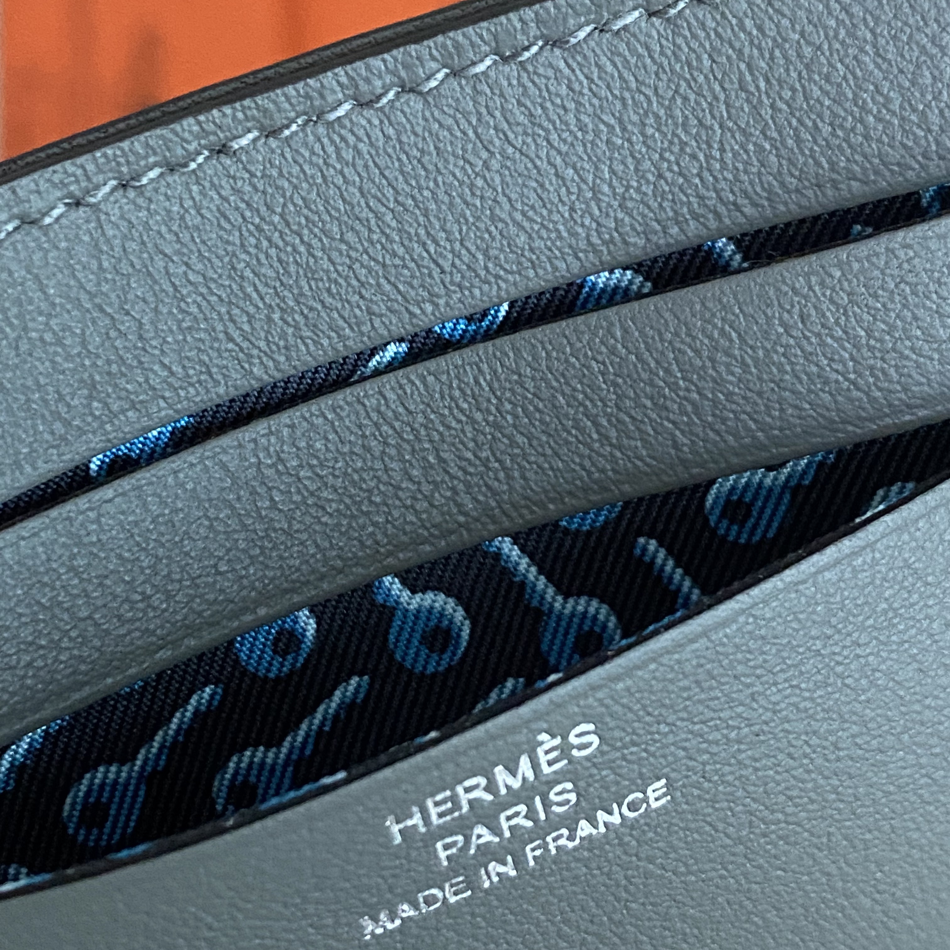 Hermes Citizen Twill Card Holder Swift & Silk Clochette Gris Meyer Caban 착용 스타일