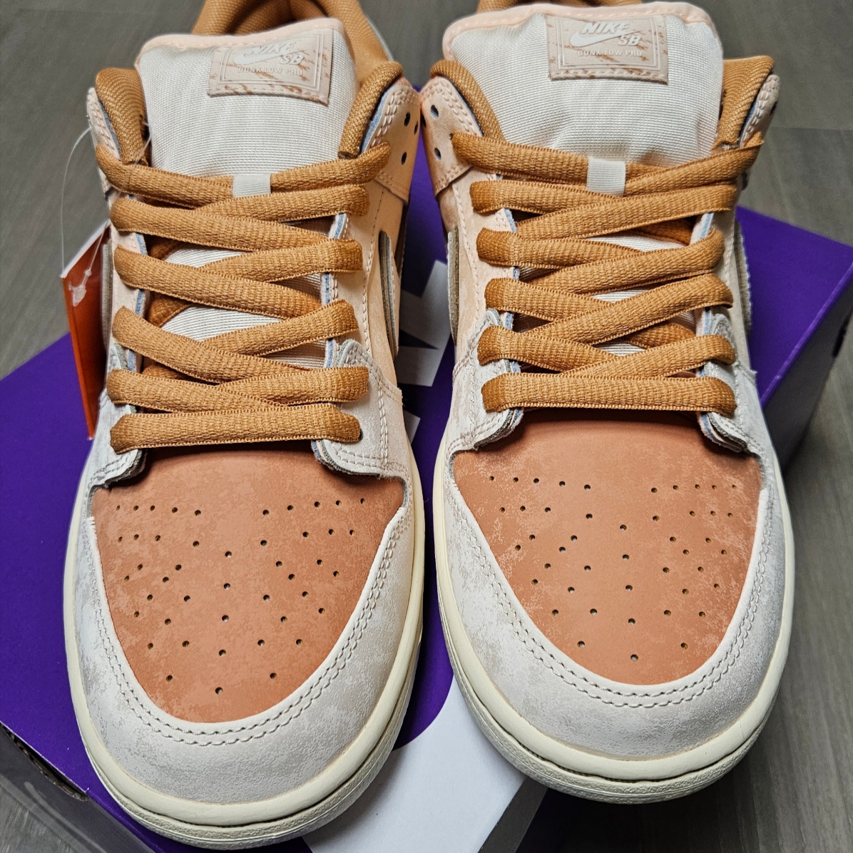 Nike SB Dunk Low Pro Crimson Tint and Amber Brown 착용 스타일 - 2