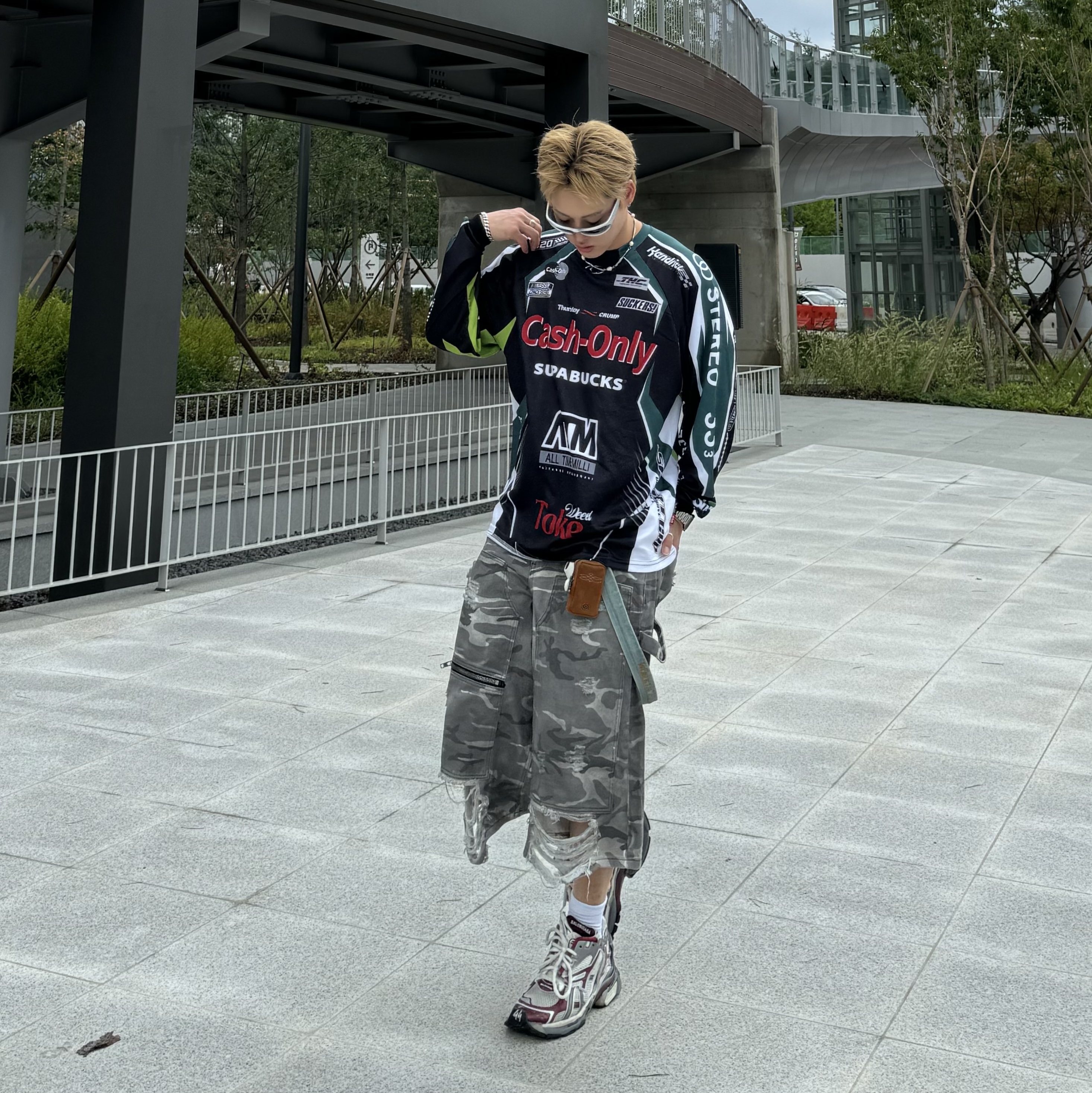 Balenciaga Runner Sneakers Grey Burgundy 착용 스타일 - 3