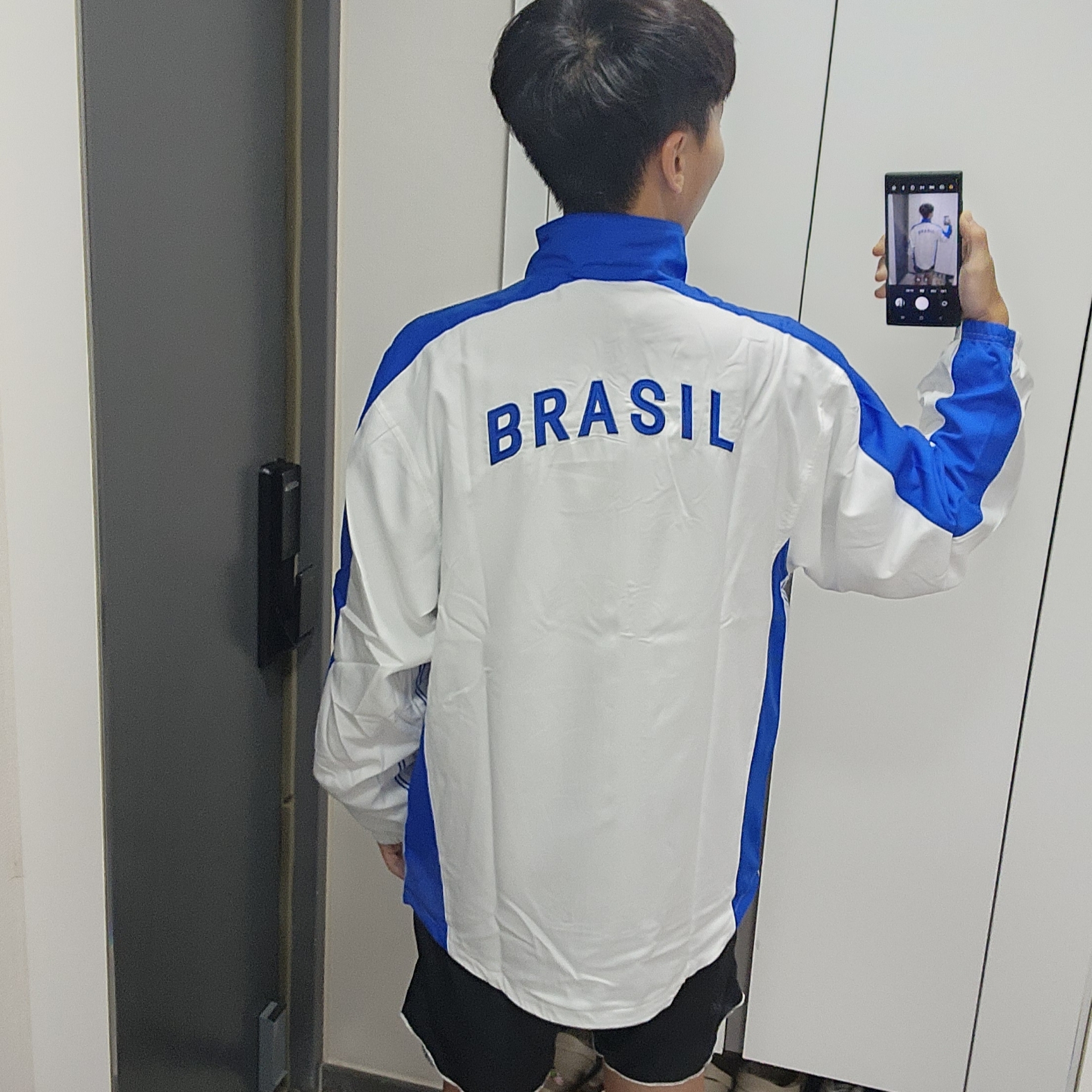 Nike Brazil 1998 Reissue Soccer Replica Track Jacket White (FZ6681-100) 착용 스타일 - 4