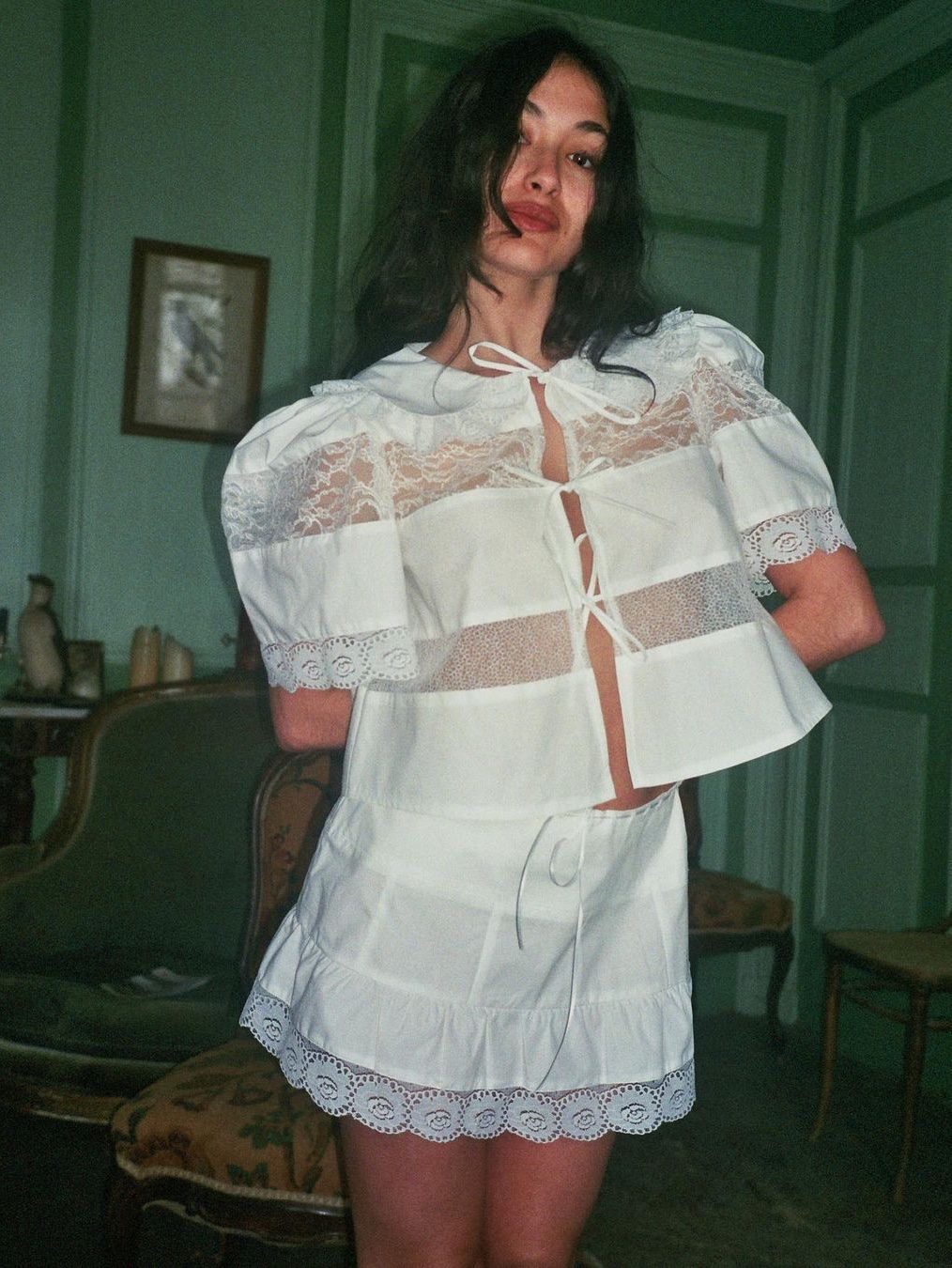 [KREAM 단독] Maison Cleo Women Delicate Roses Calais Lace and White Cotton Collar Blouse White 착용 스타일 - 2