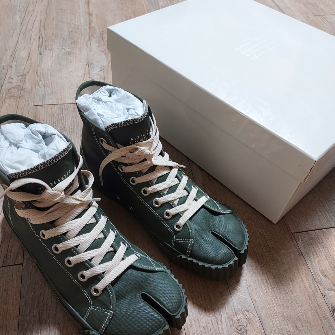 Maison Margiela Tabi High Canvas Sneakers Dark Green 착용 스타일 - 2