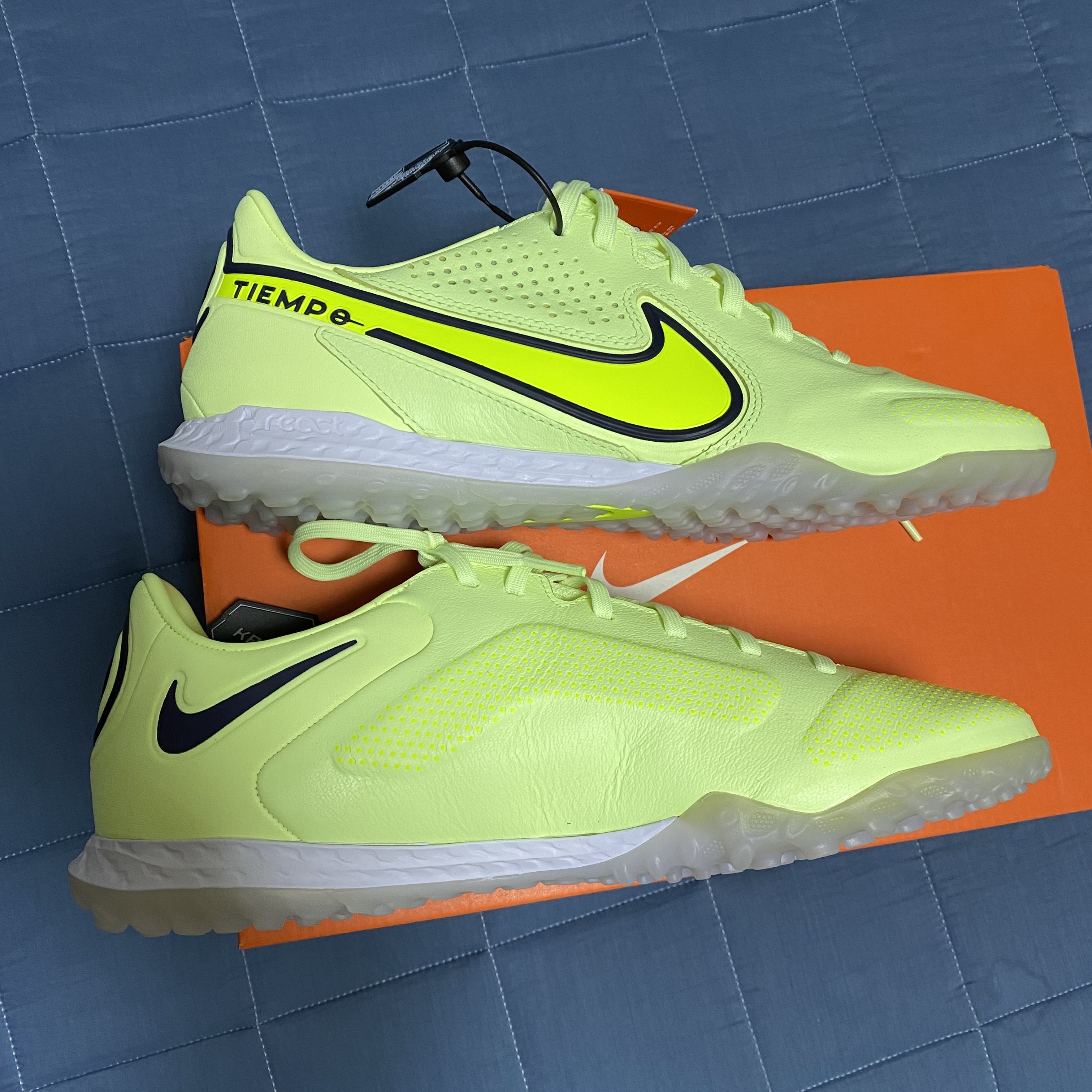 Nike React Tiempo Legend 9 Pro TF Barely Volt 착용 스타일 - 7