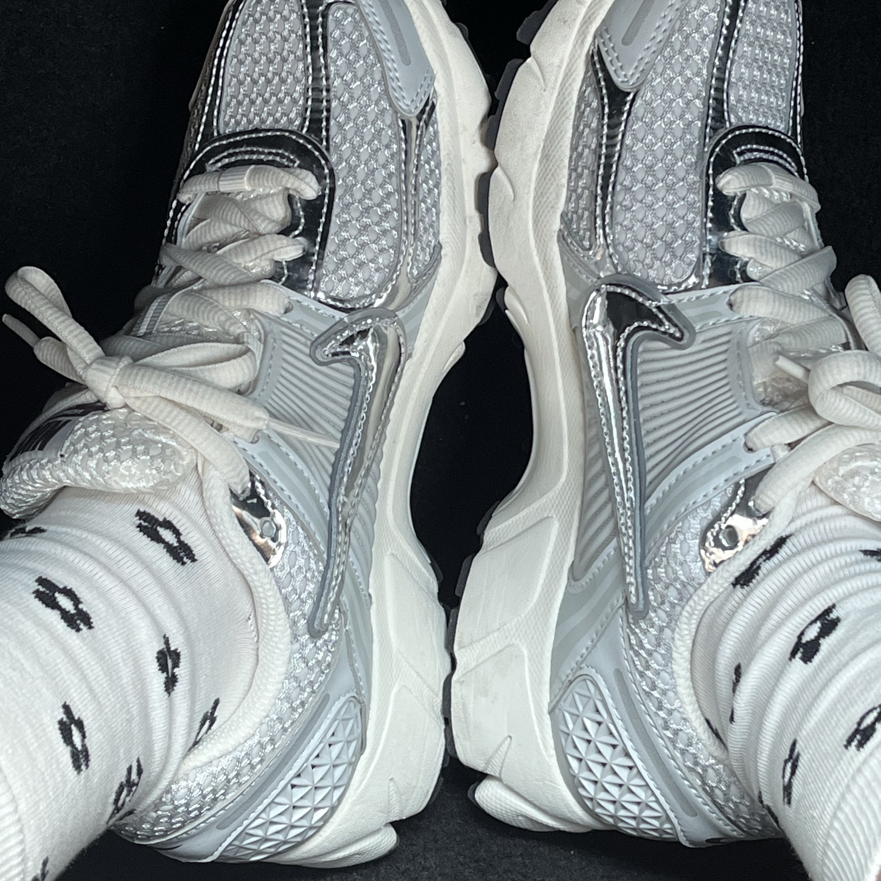 (W) Nike Zoom Vomero 5 Photon Dust and Metallic Silver 착용 스타일 - 2