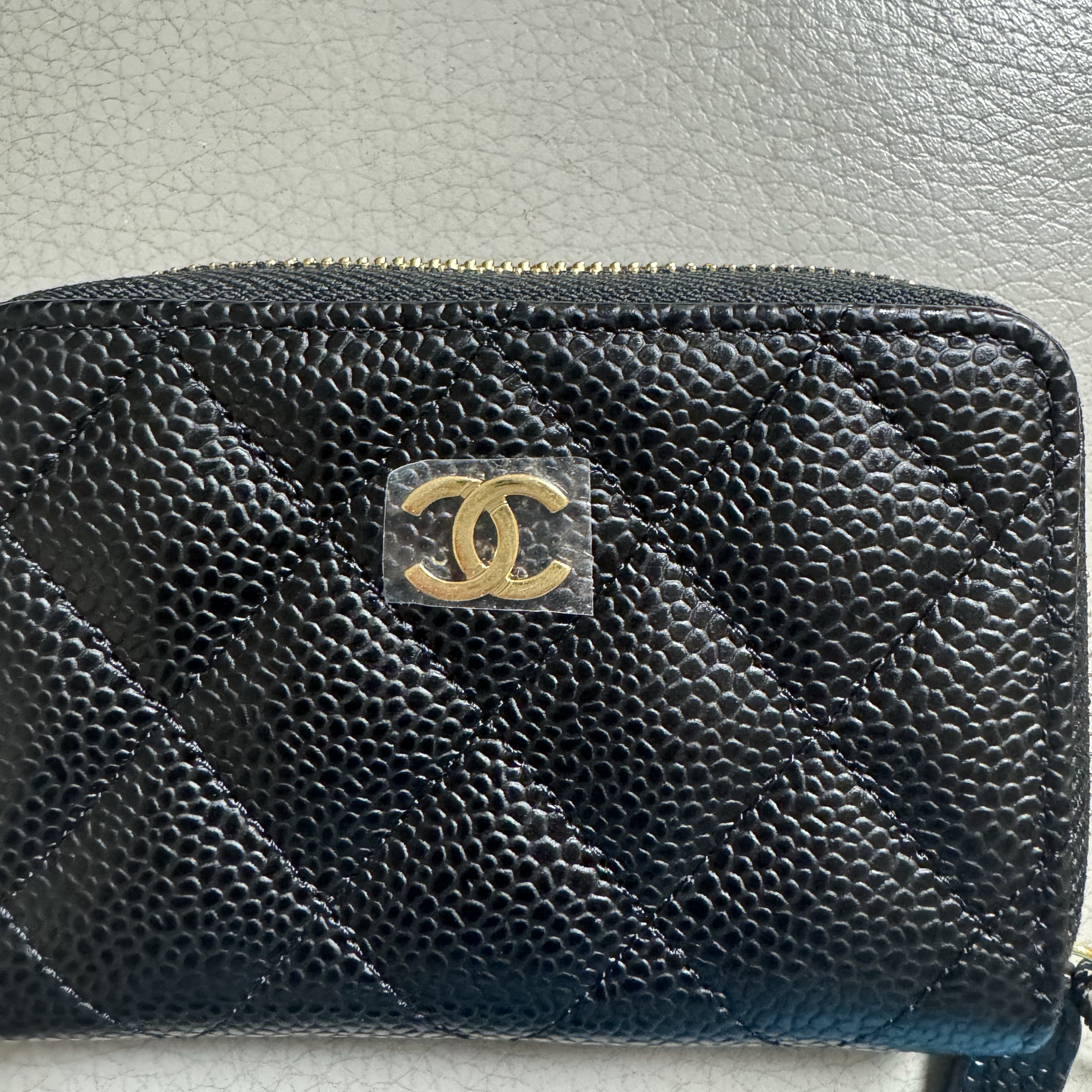 Chanel Classic Zipped Coin Purse Grained Calfskin & Gold Black 착용 스타일