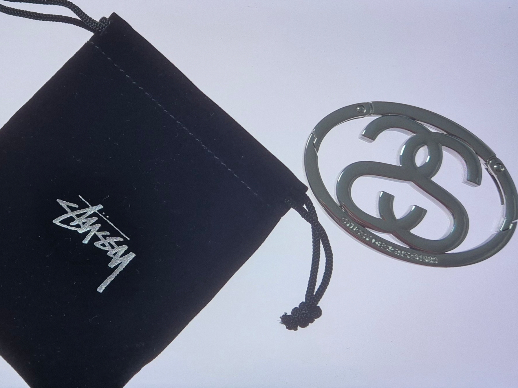 Stussy SS Link Carabiner Silver 착용 스타일 - 1