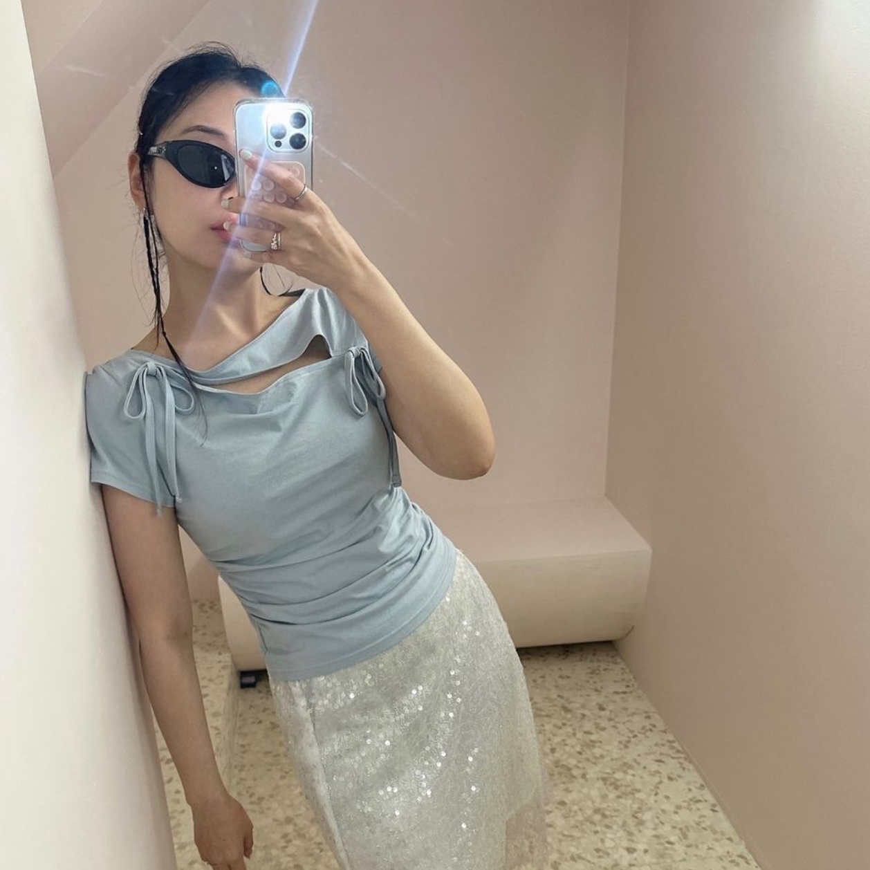 Margarin Fingers Ribbon Cutout T Shirt Black, Margarin Fingers Ribbon Cutout T Shirt Light Blue 착용 스타일