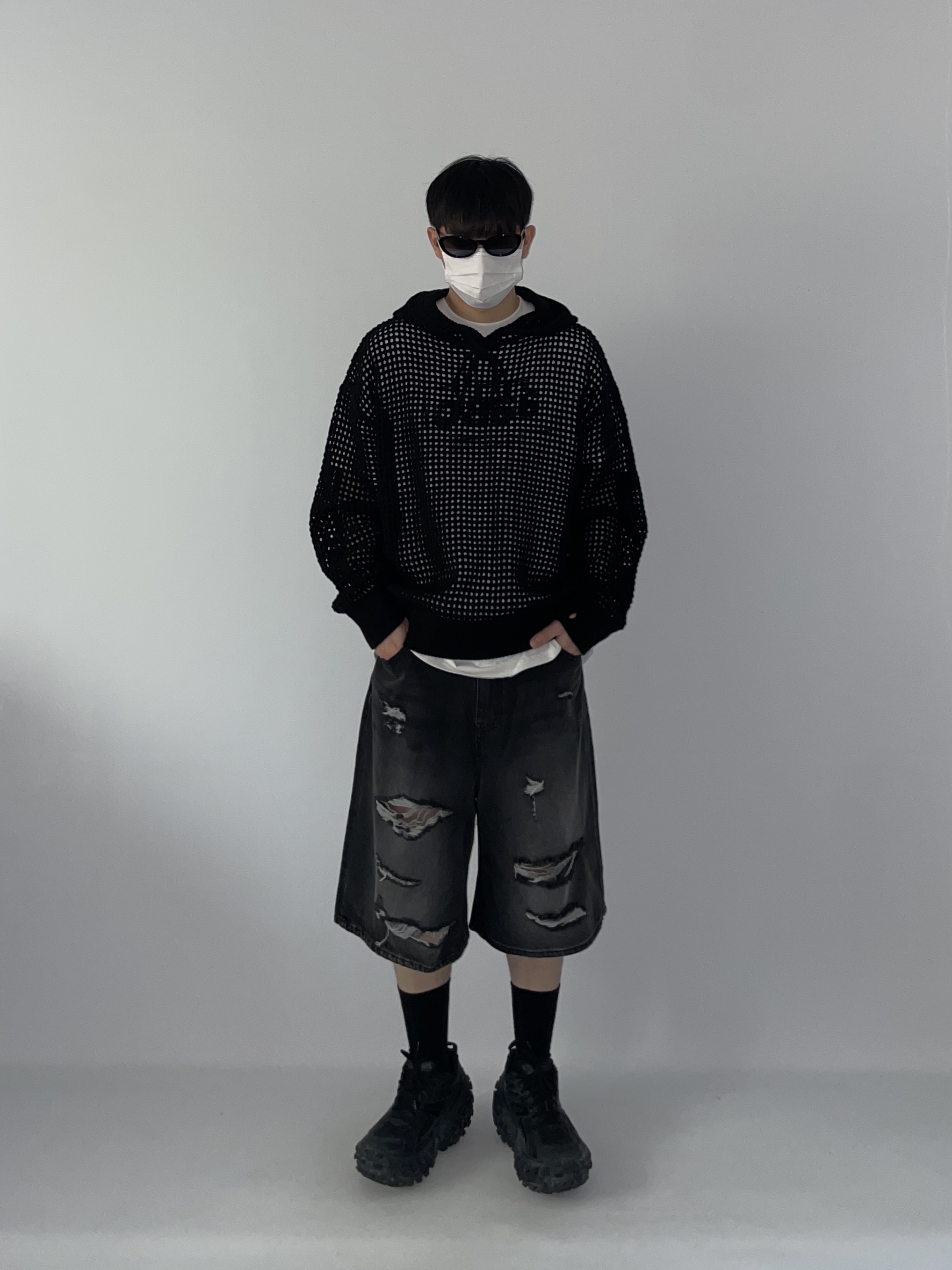 Balenciaga Defender Sneakers Black 착용 스타일 - 1