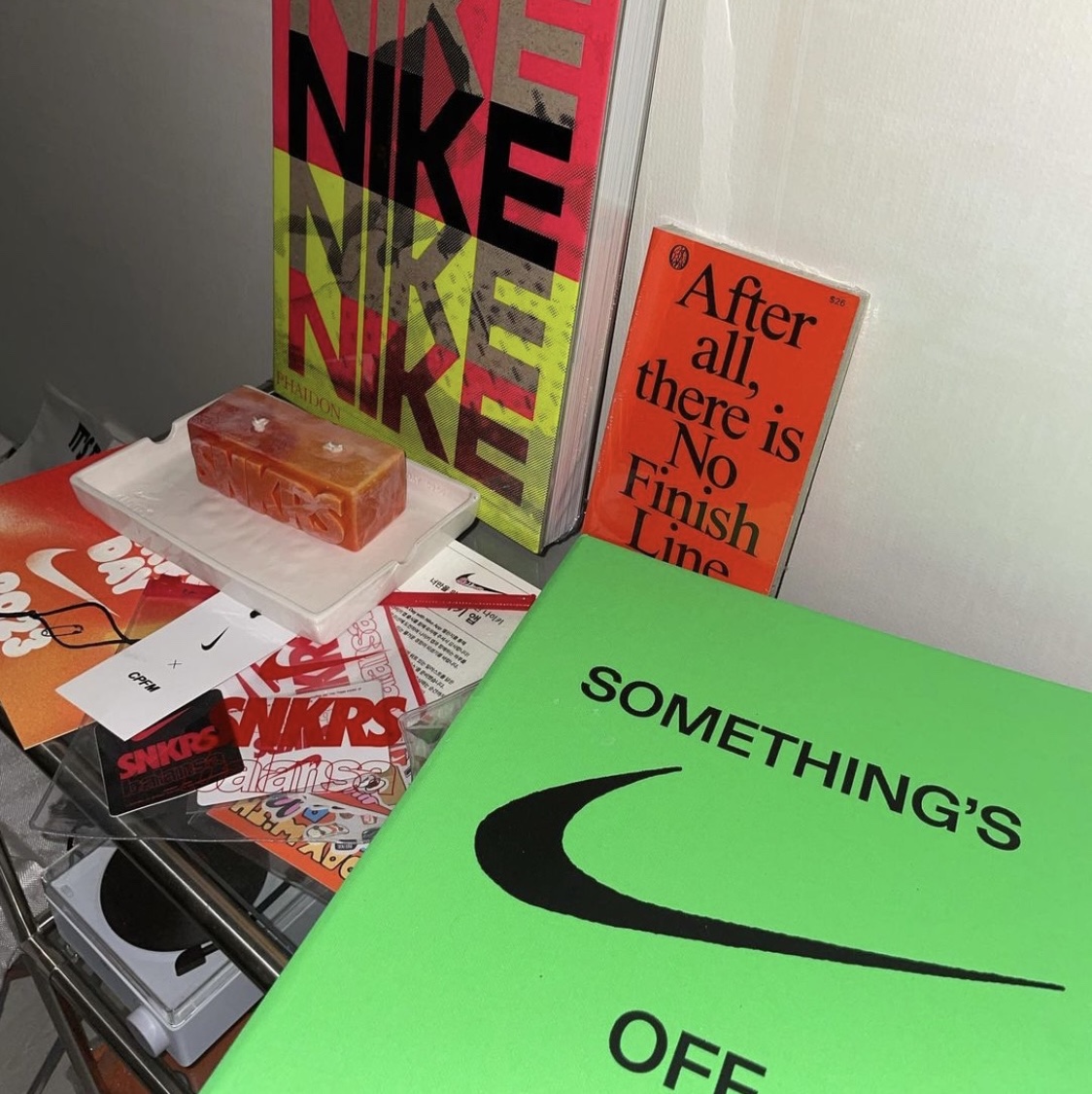 Nike No Finish Line Book, Nike x Virgil Abloh Icons The Ten Something's Off Book 착용 스타일