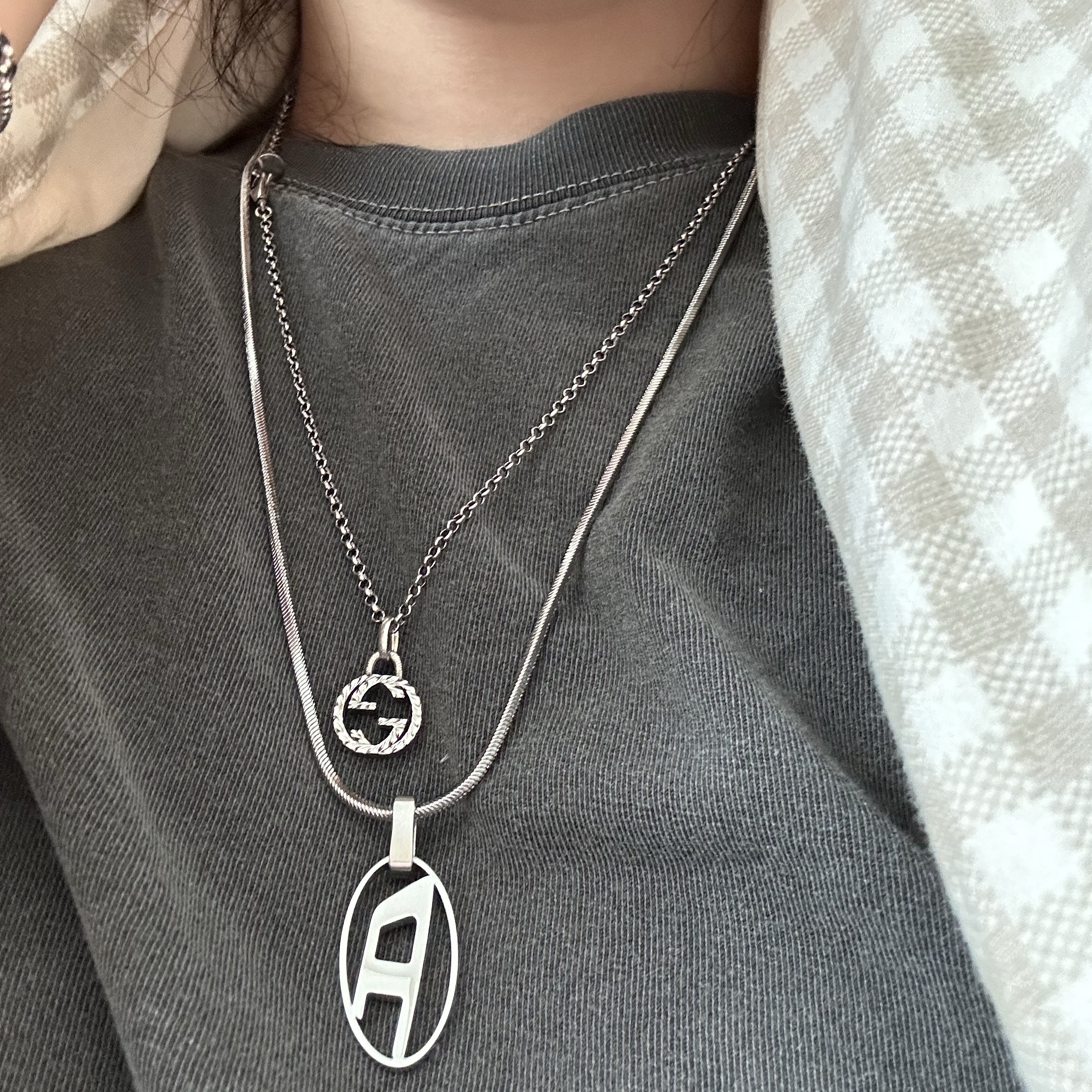 Diesel Dx1342 Stainless Steel Pendant Necklace Silver, Gucci Interlocking G Pendant Necklace Silver 착용 스타일