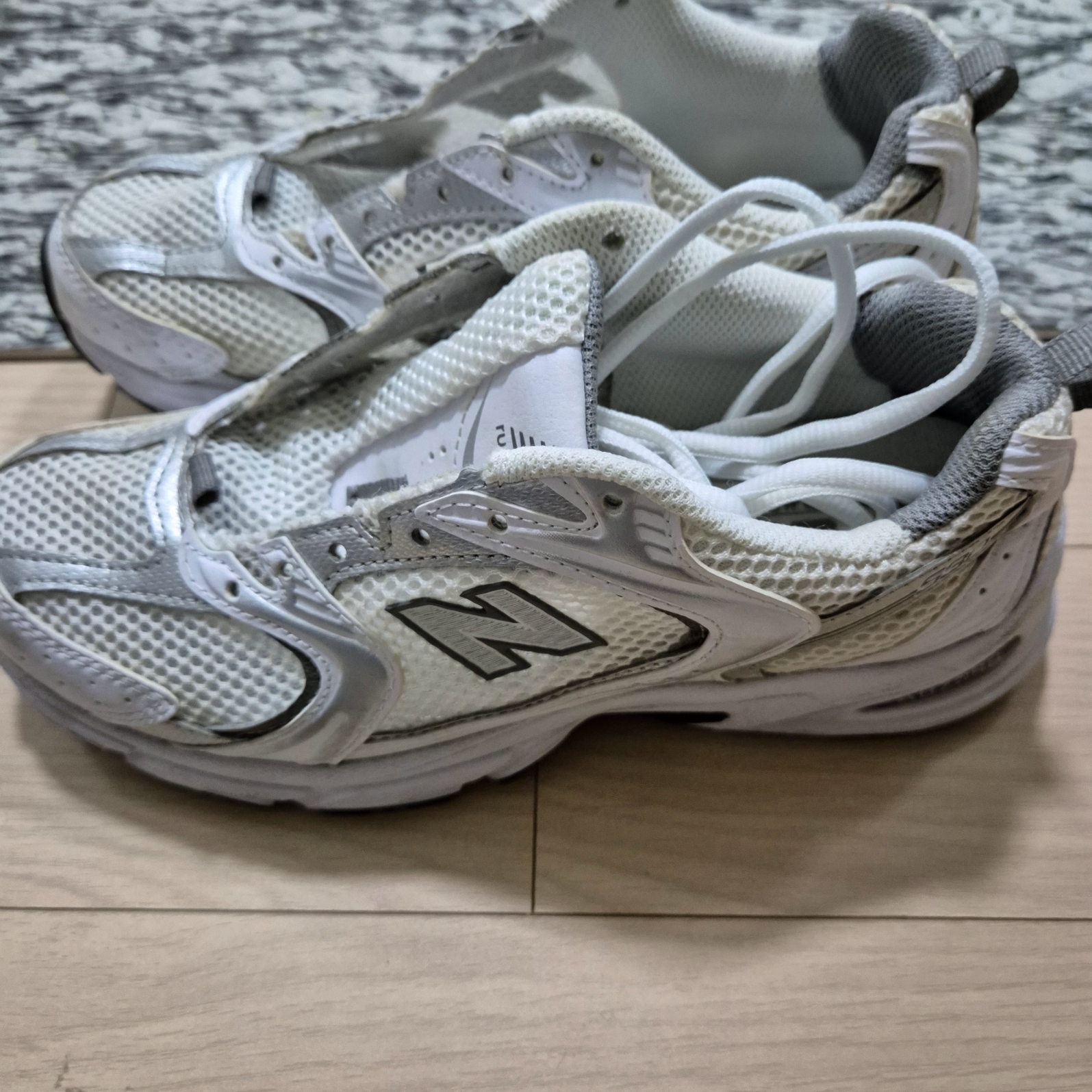 New Balance 530 White Silver 착용 스타일 - 1