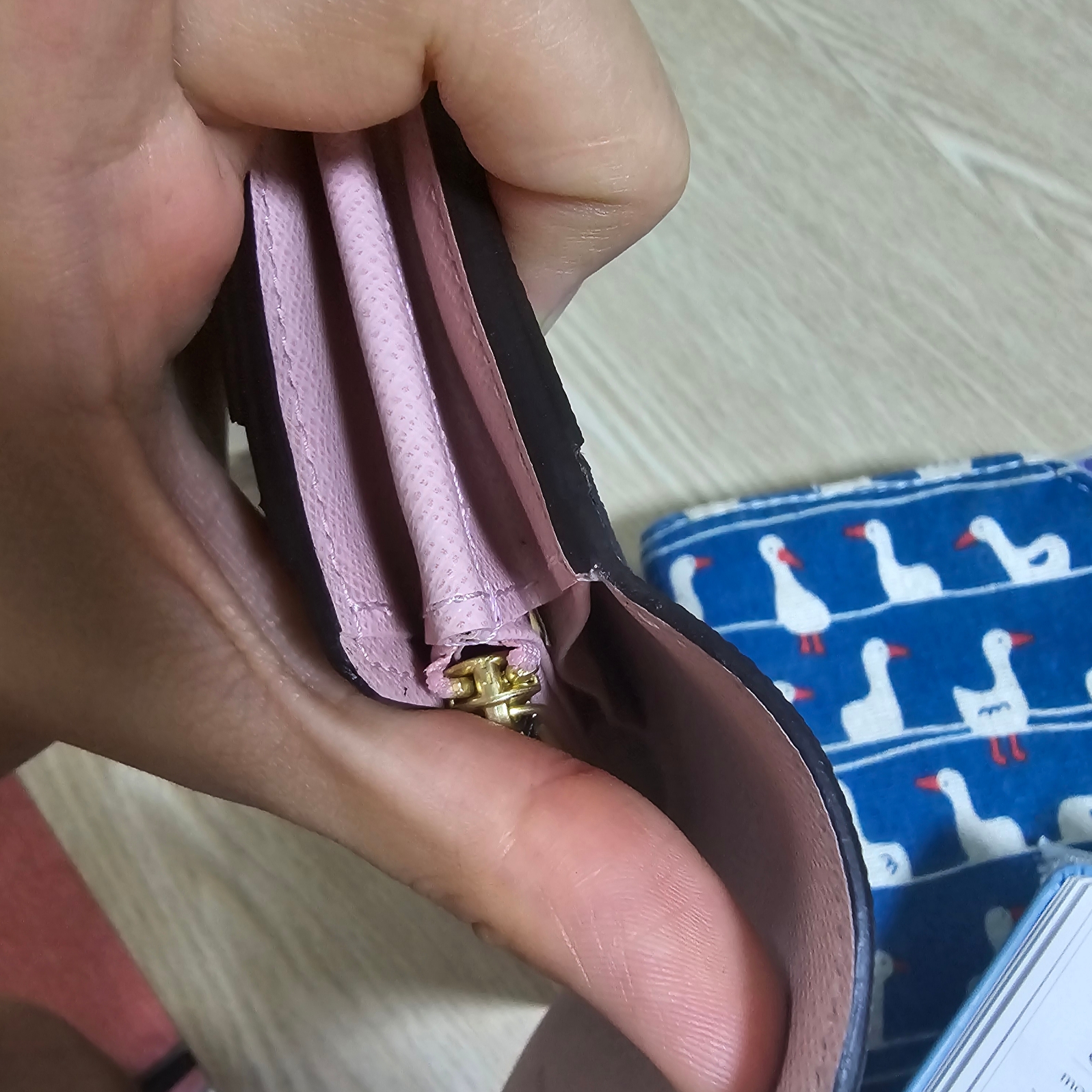 Louis Vuitton Sarah Wallet Monogram Rose Ballerine 착용 스타일 - 1