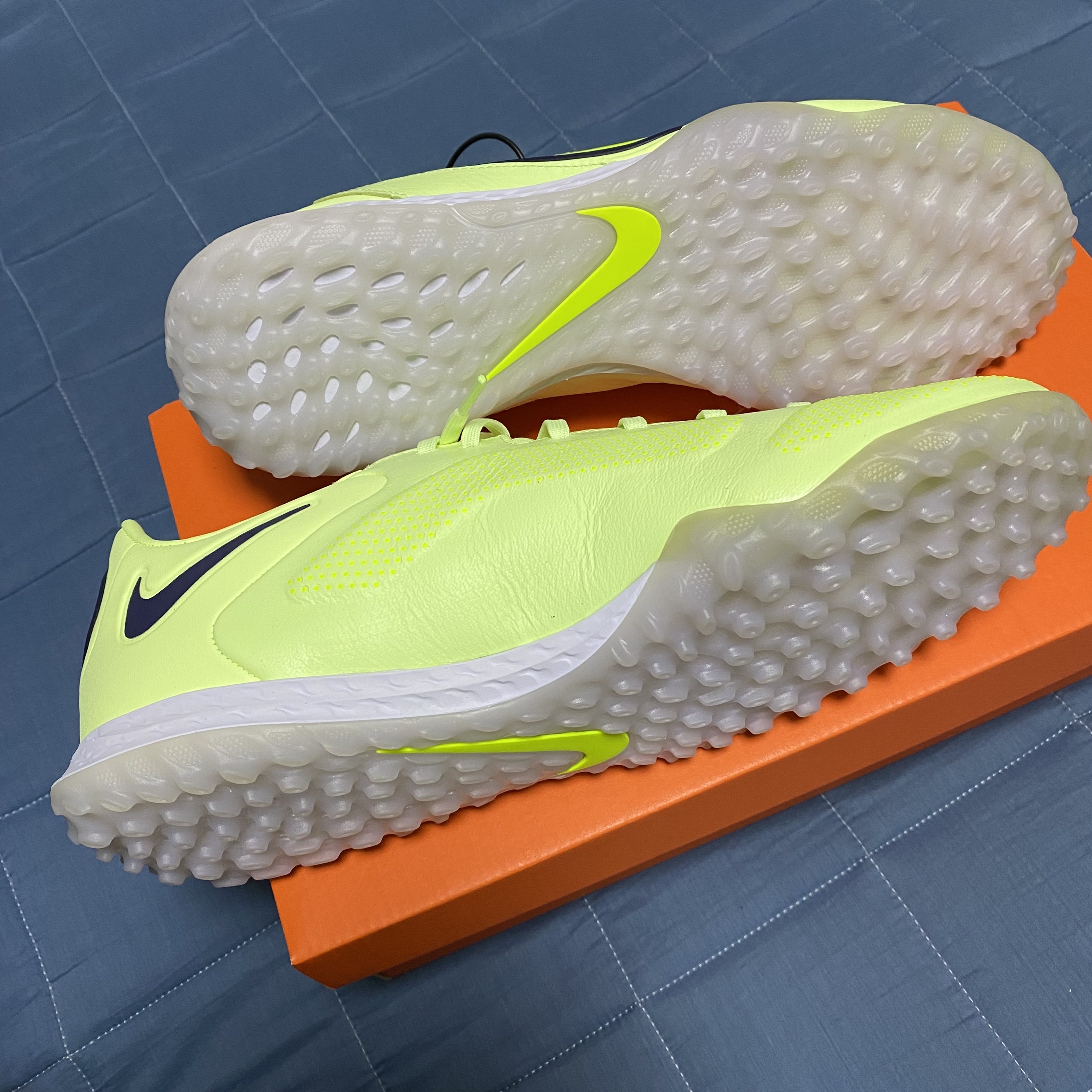 Nike React Tiempo Legend 9 Pro TF Barely Volt 착용 스타일 - 6
