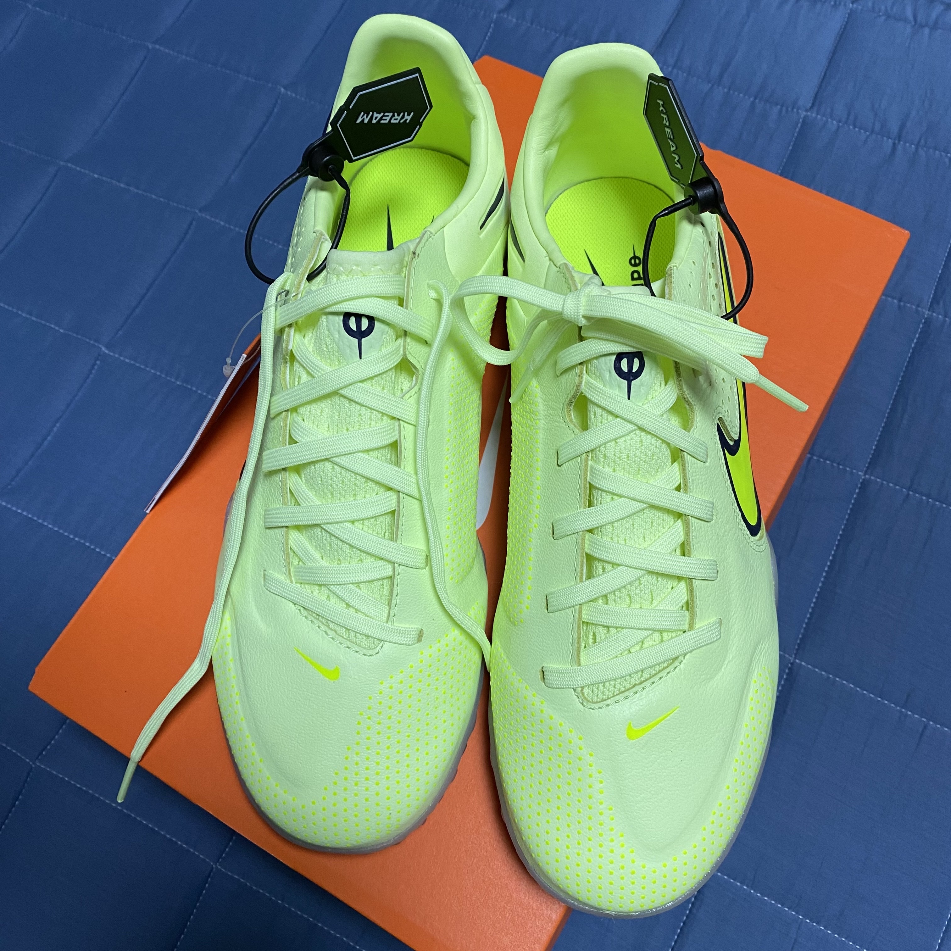 Nike React Tiempo Legend 9 Pro TF Barely Volt 착용 스타일 - 2