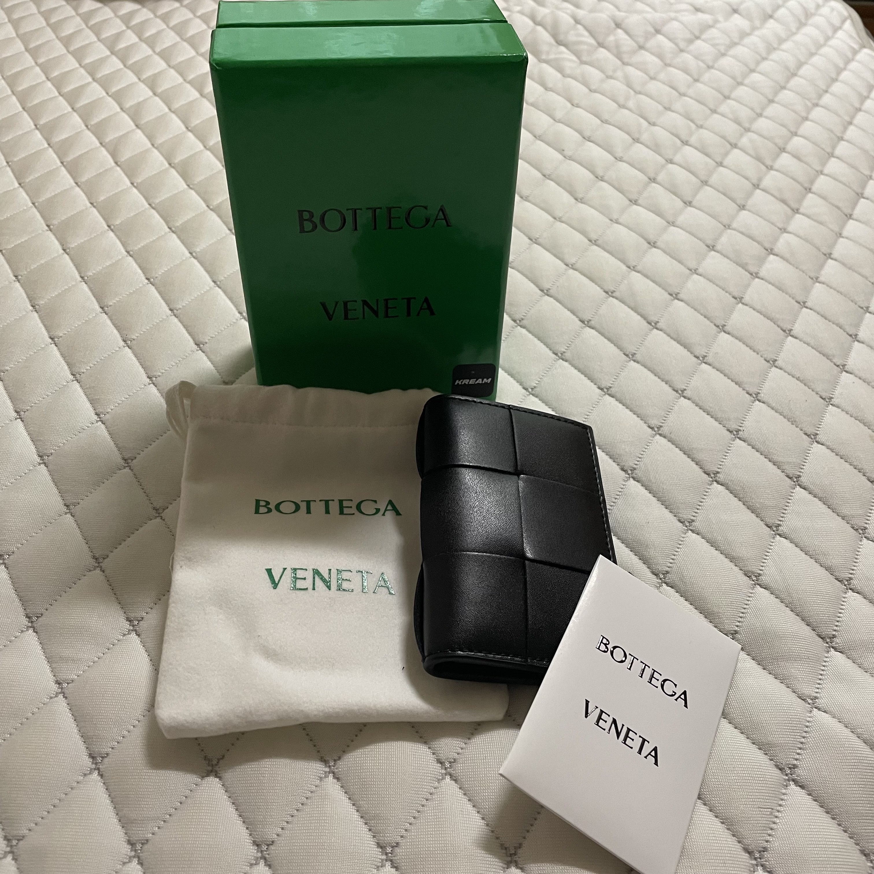 Bottega Veneta Flap Card Case Black 착용 스타일