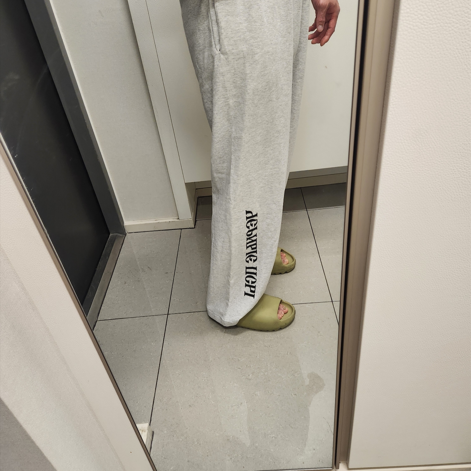 Yeezy x Gosha Rubchinskiy YZY Black Dogs Jogger Heather Grey 착용 스타일 - 3