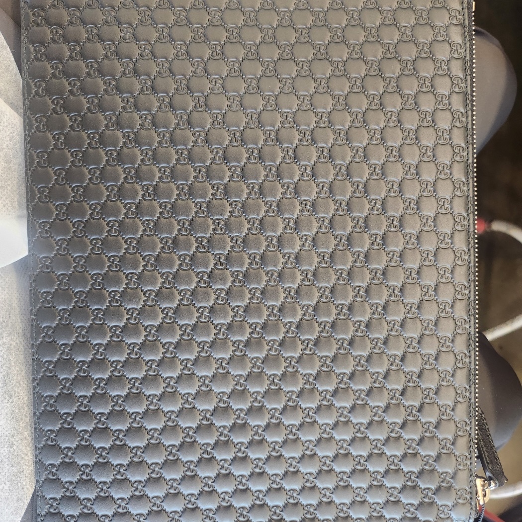 Gucci Micro Ssima Clutch Black 착용 스타일