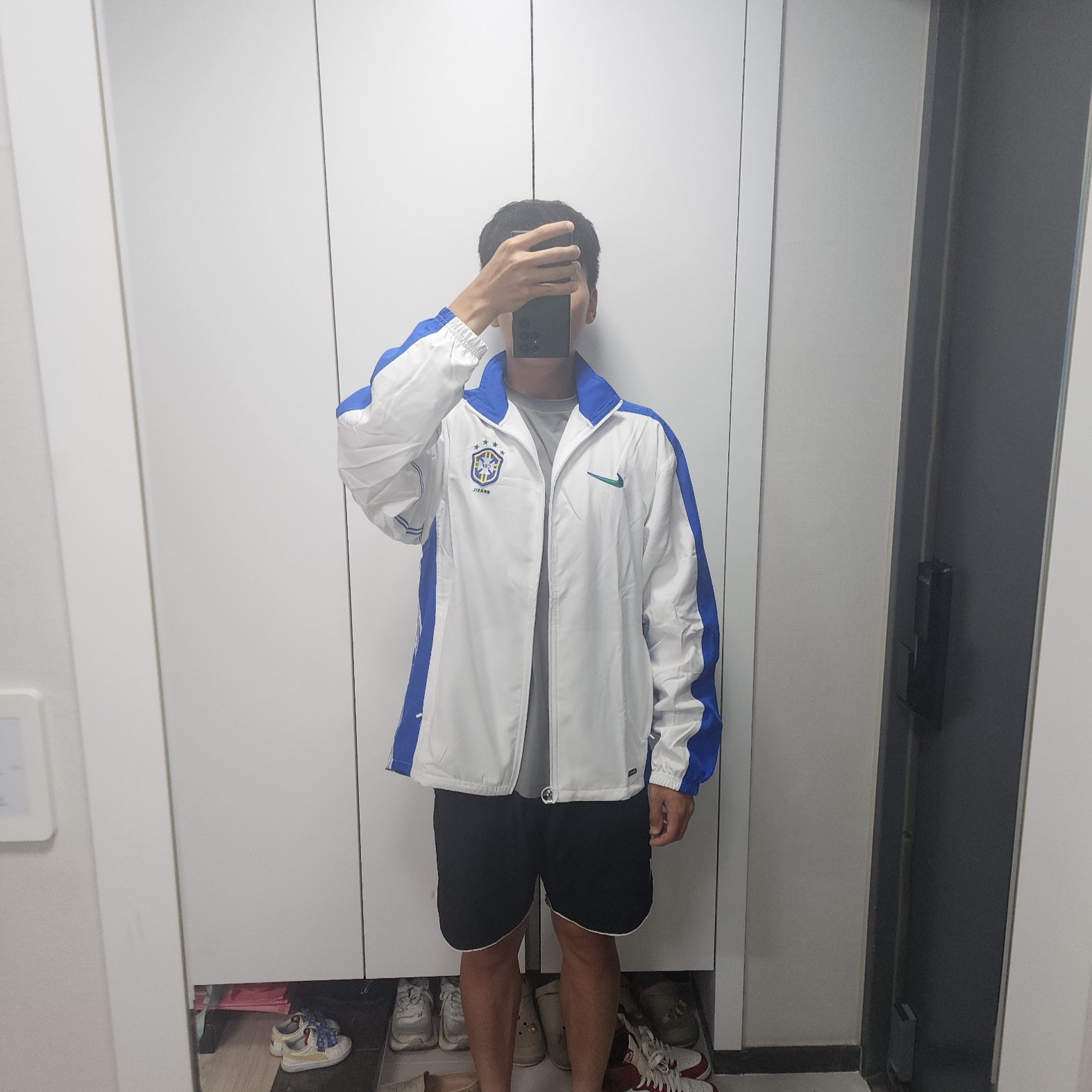 Nike Brazil 1998 Reissue Soccer Replica Track Jacket White (FZ6681-100) 착용 스타일 - 1