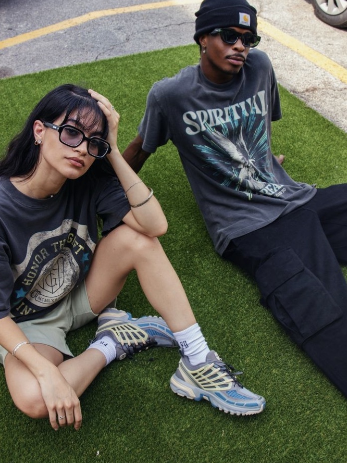 Honor the Gift HTG Seal Logo Tee Black 착용 스타일 - 2