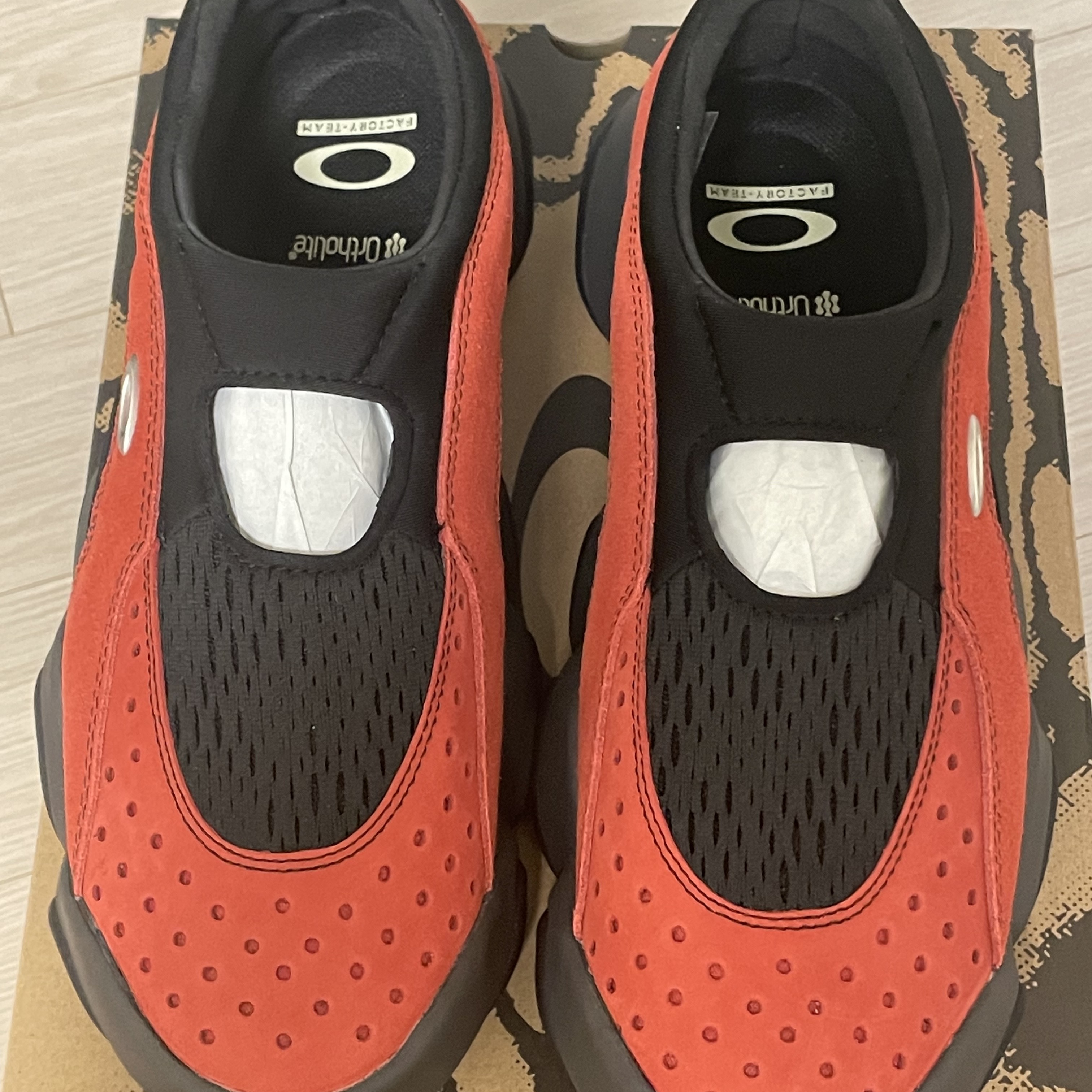 Oakley Factory Team x Brain Dead Suede Flesh Sandal Lava Black 착용 스타일 - 2