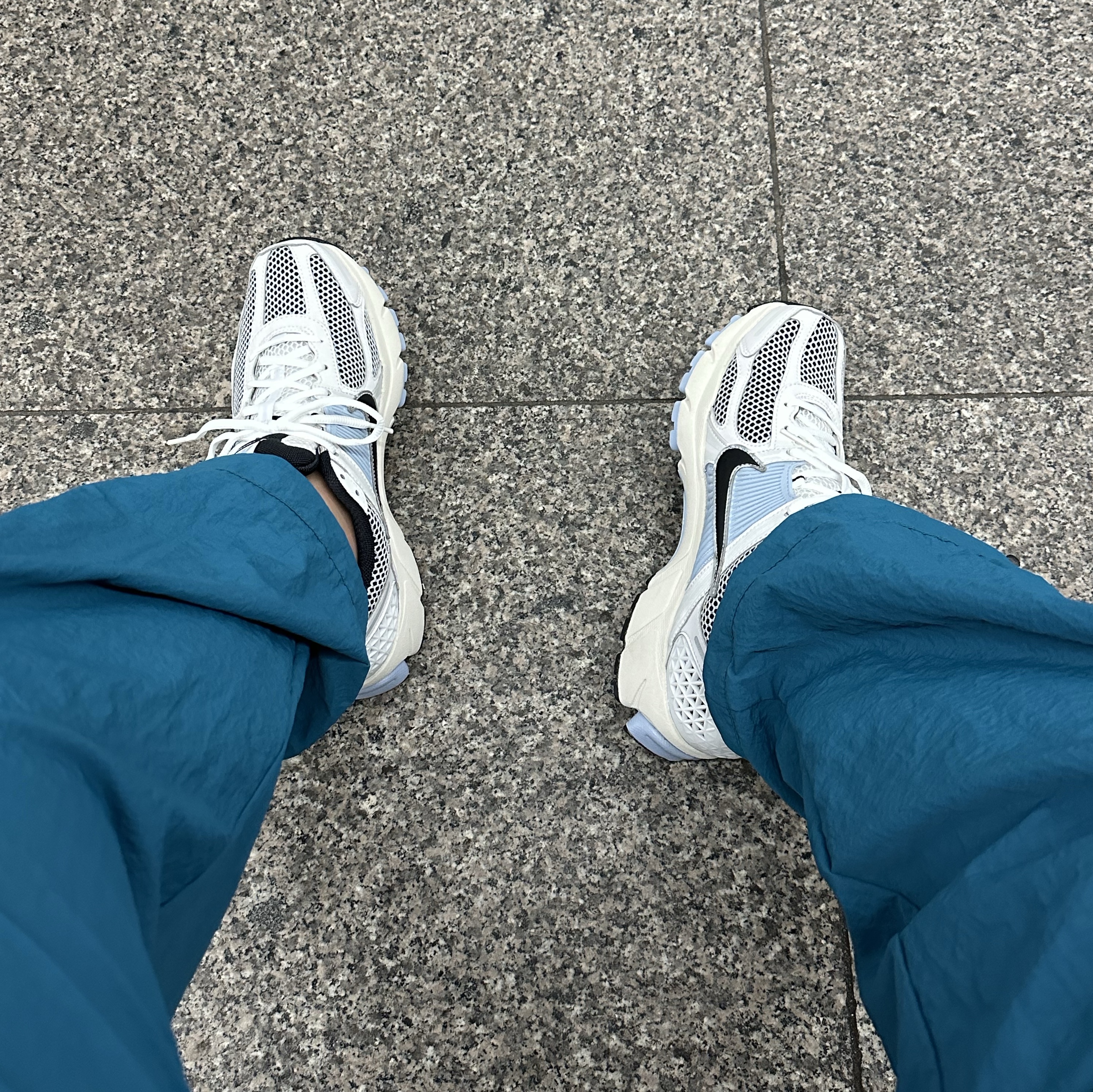 (W) Nike Zoom Vomero 5 Platinum Tint Black 착용 스타일